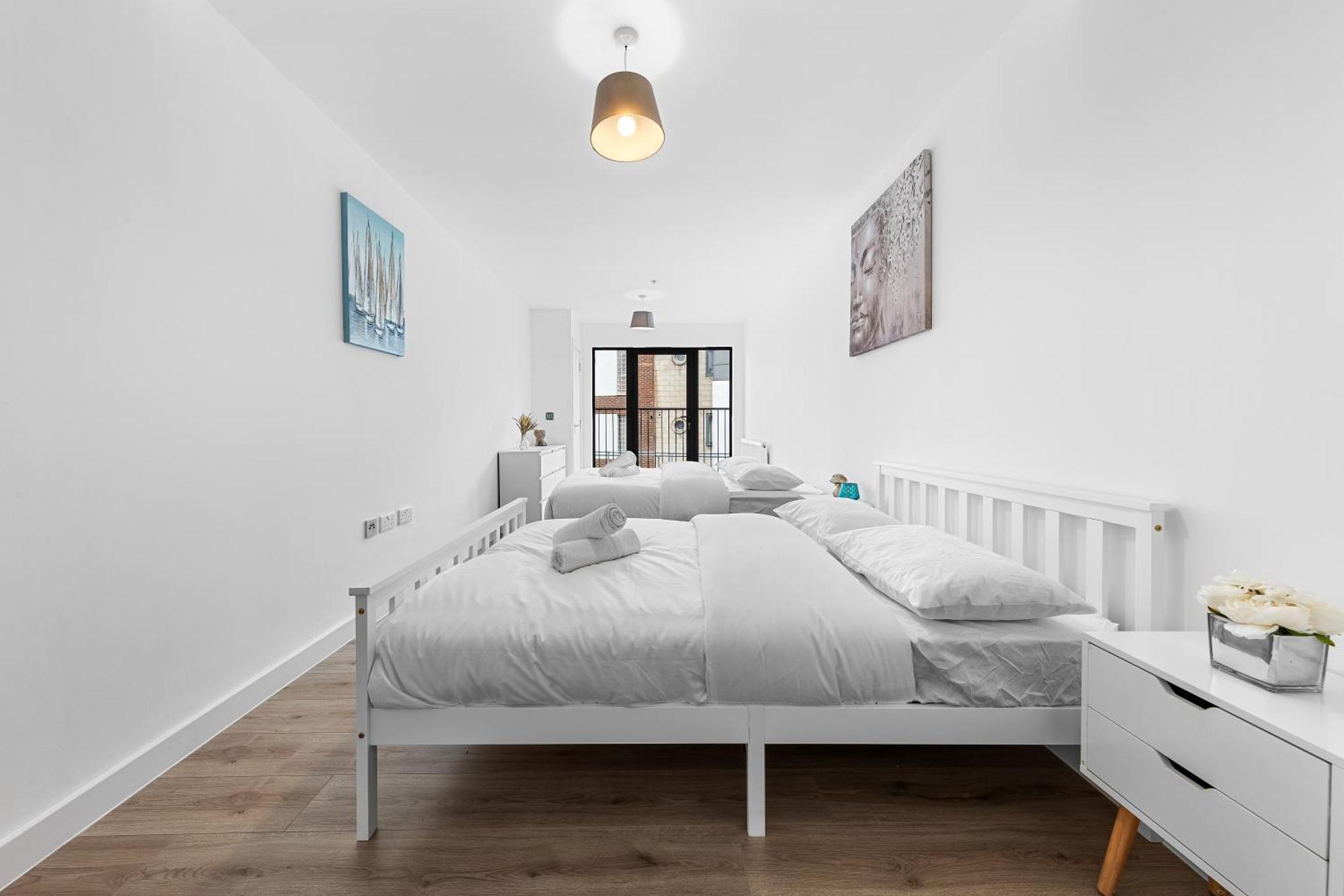 Three Bedroom In Heart Of Mr4 Apartment *