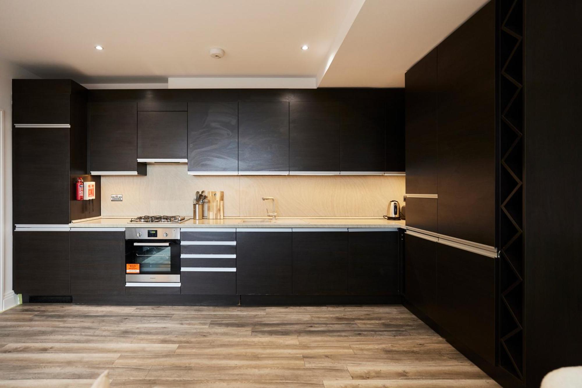 The Harlesden Escape - Spacious 3bdr Flat With Balcony Apartment *