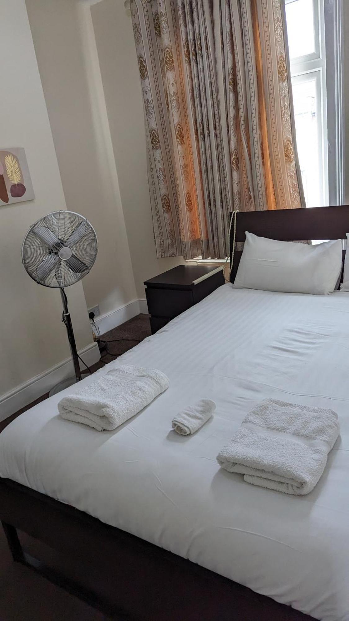 Holiday home 3 Bedroom House,4beds, 2 Baths Ilford ,12 Mins To Stratford London