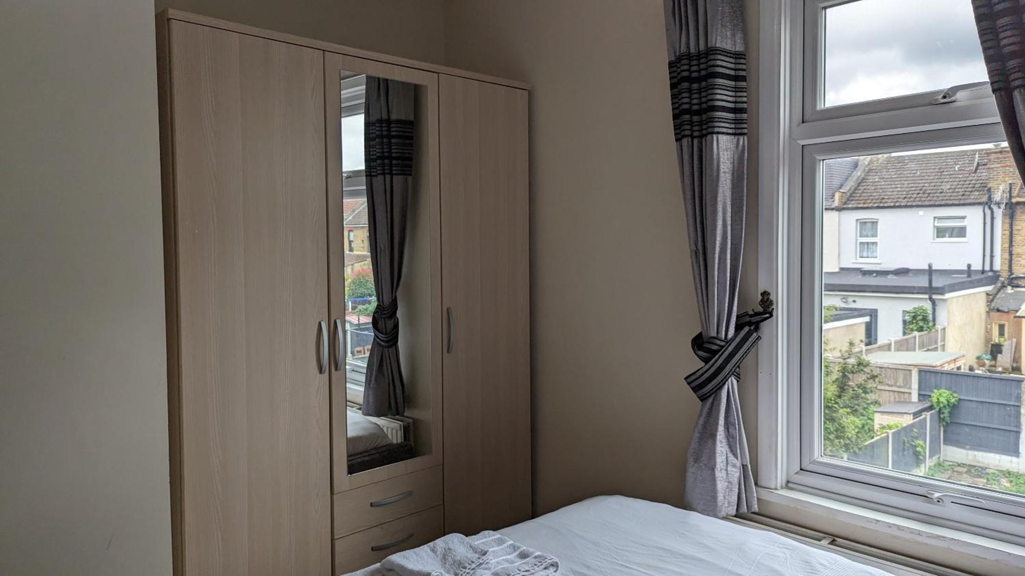 Holiday home 3 Bedroom House,4beds, 2 Baths Ilford ,12 Mins To Stratford London