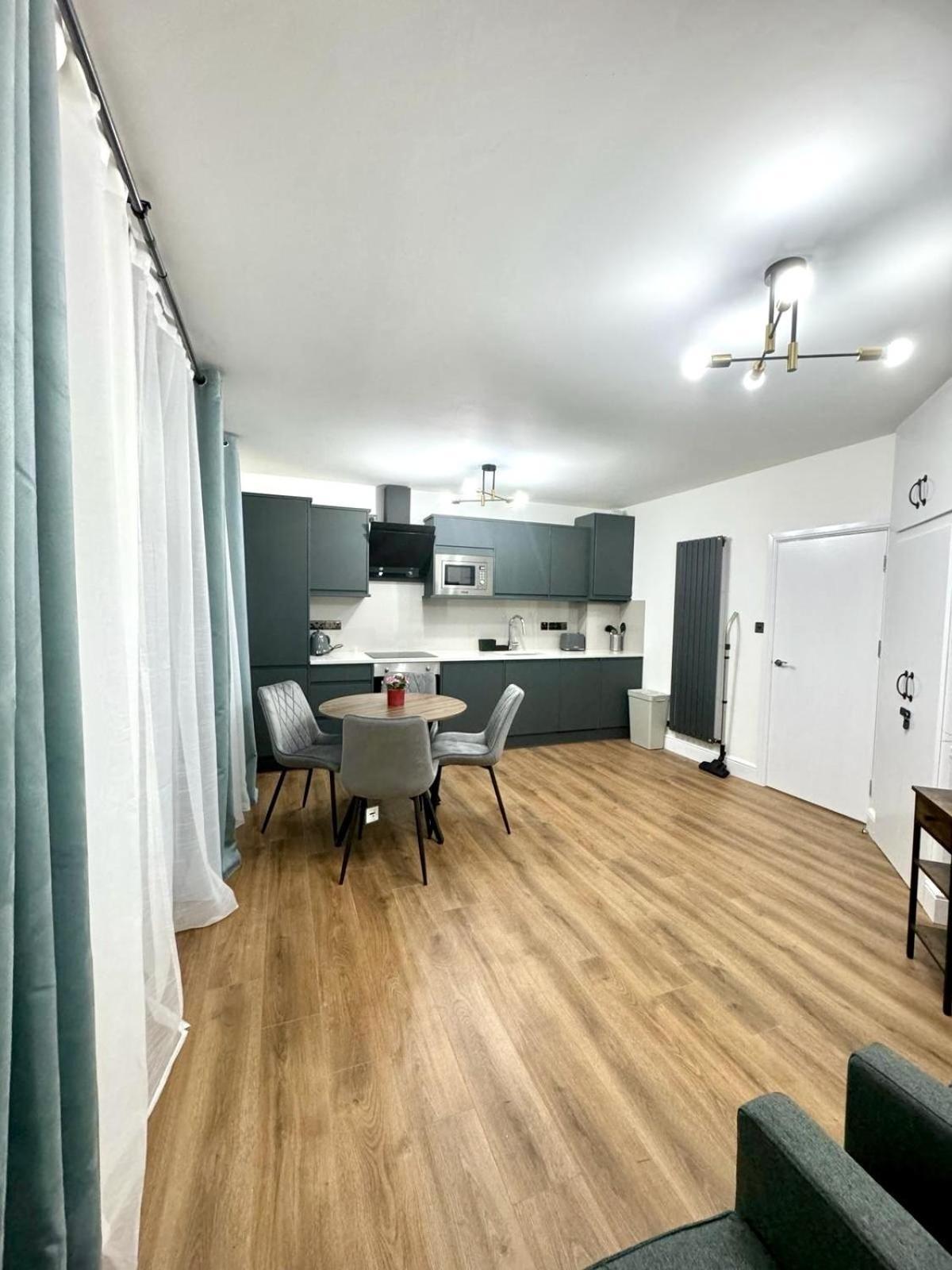 Centre One Bedroom Next To Station, Newly Renovated Leilighet
