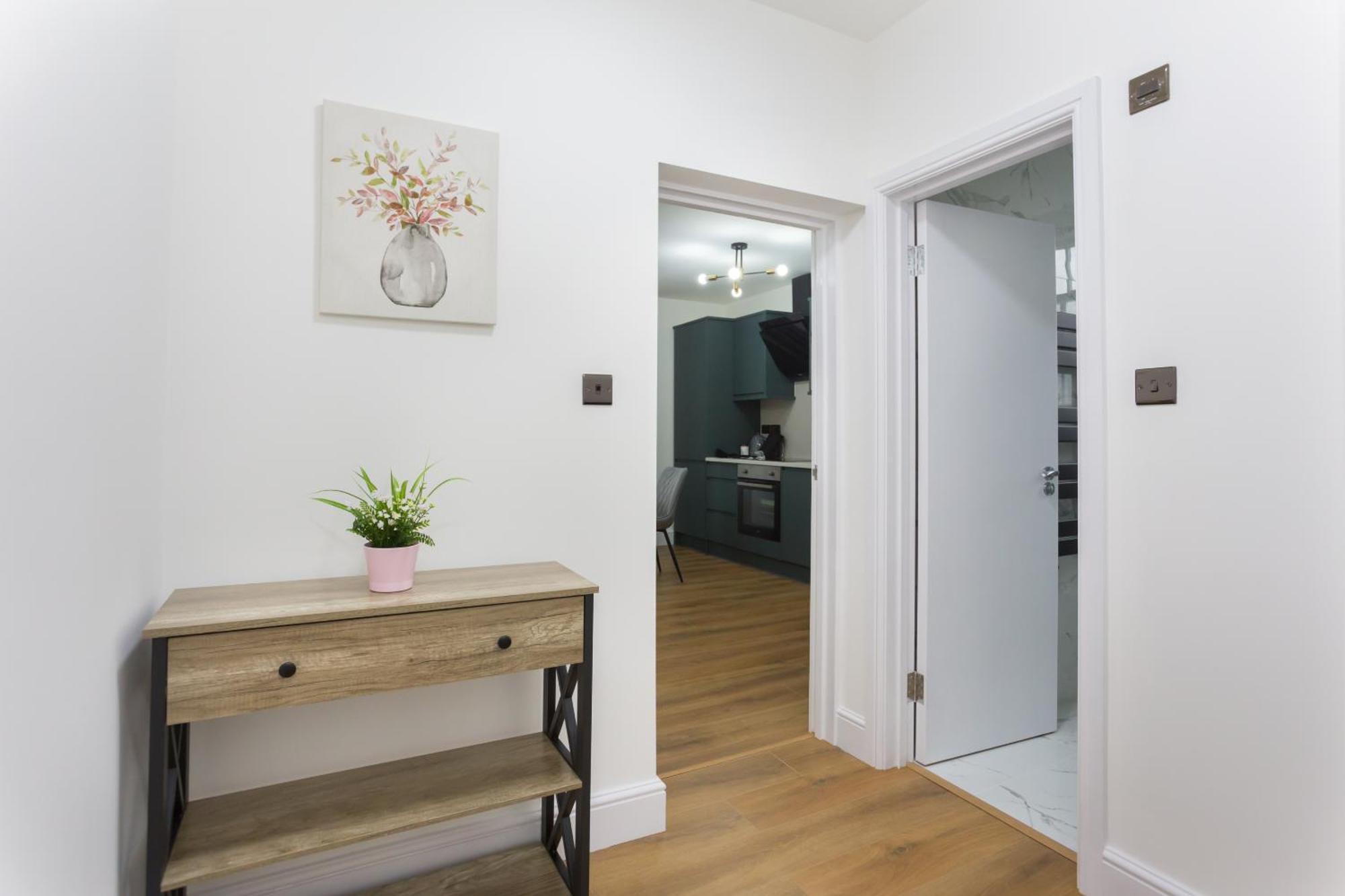 Centre One Bedroom Next To Station, Newly Renovated Leilighet *