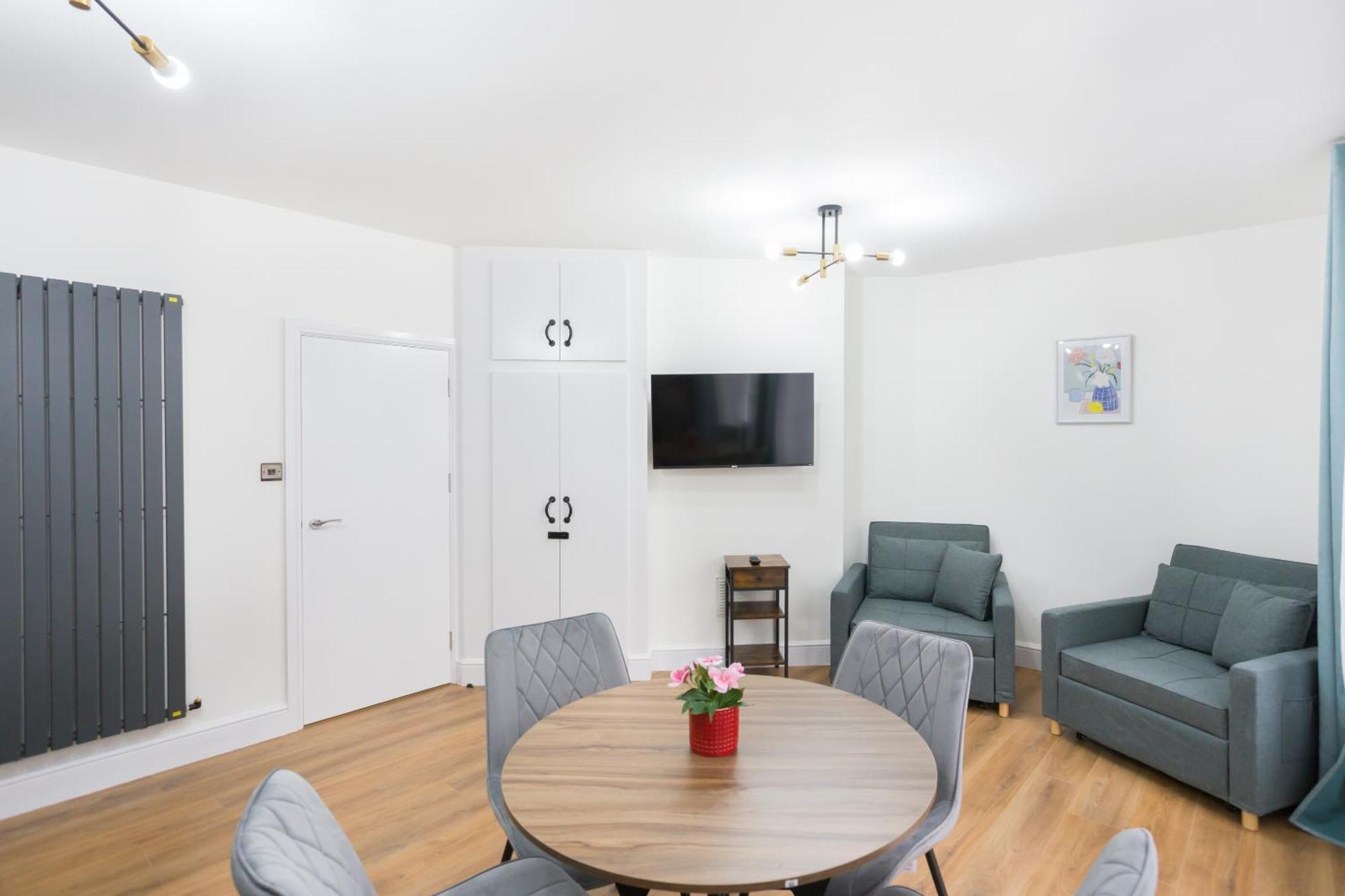 Centre One Bedroom Next To Station, Newly Renovated Leilighet *