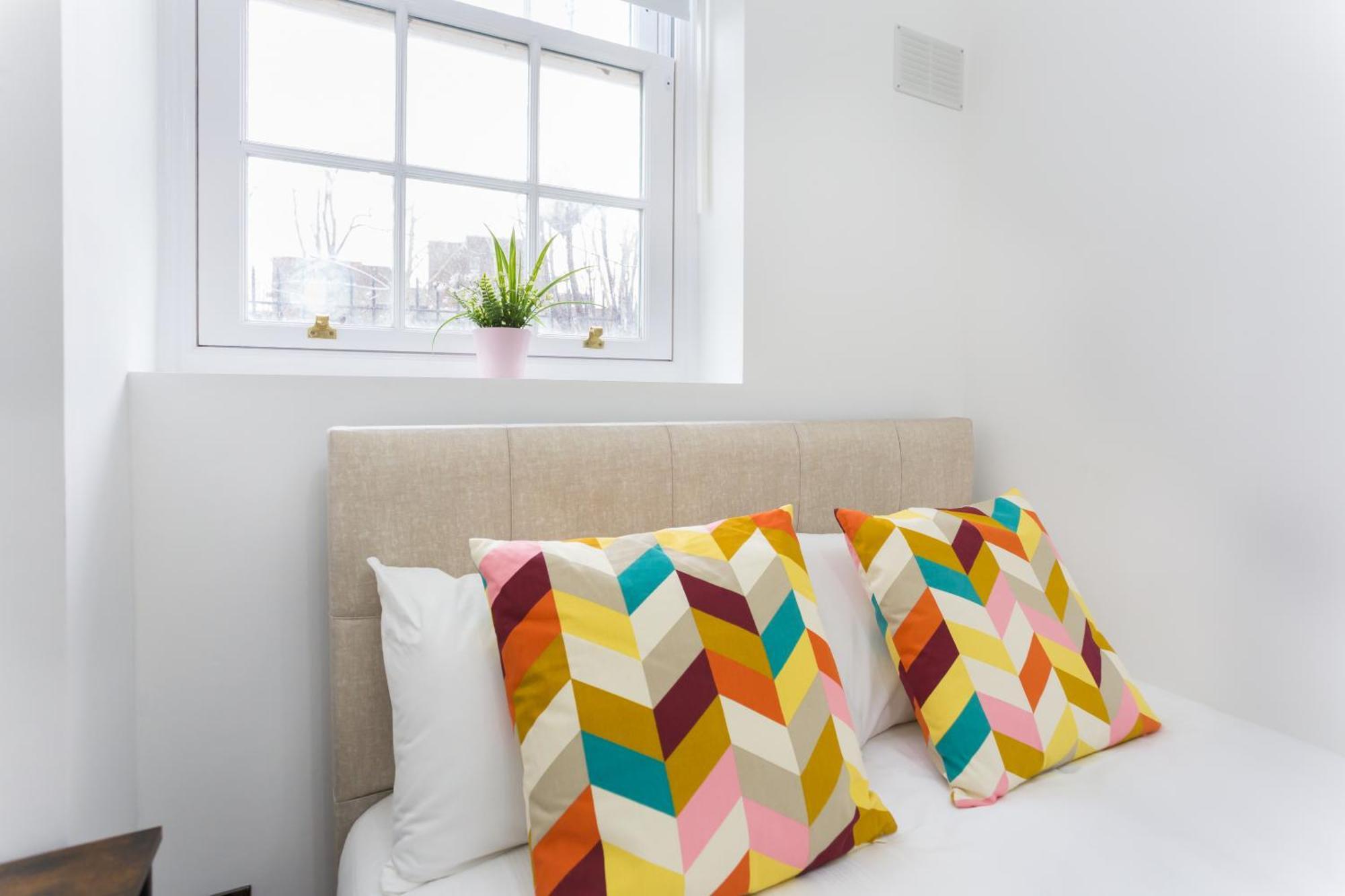 Leilighet Centre One Bedroom Next To Station, Newly Renovated *