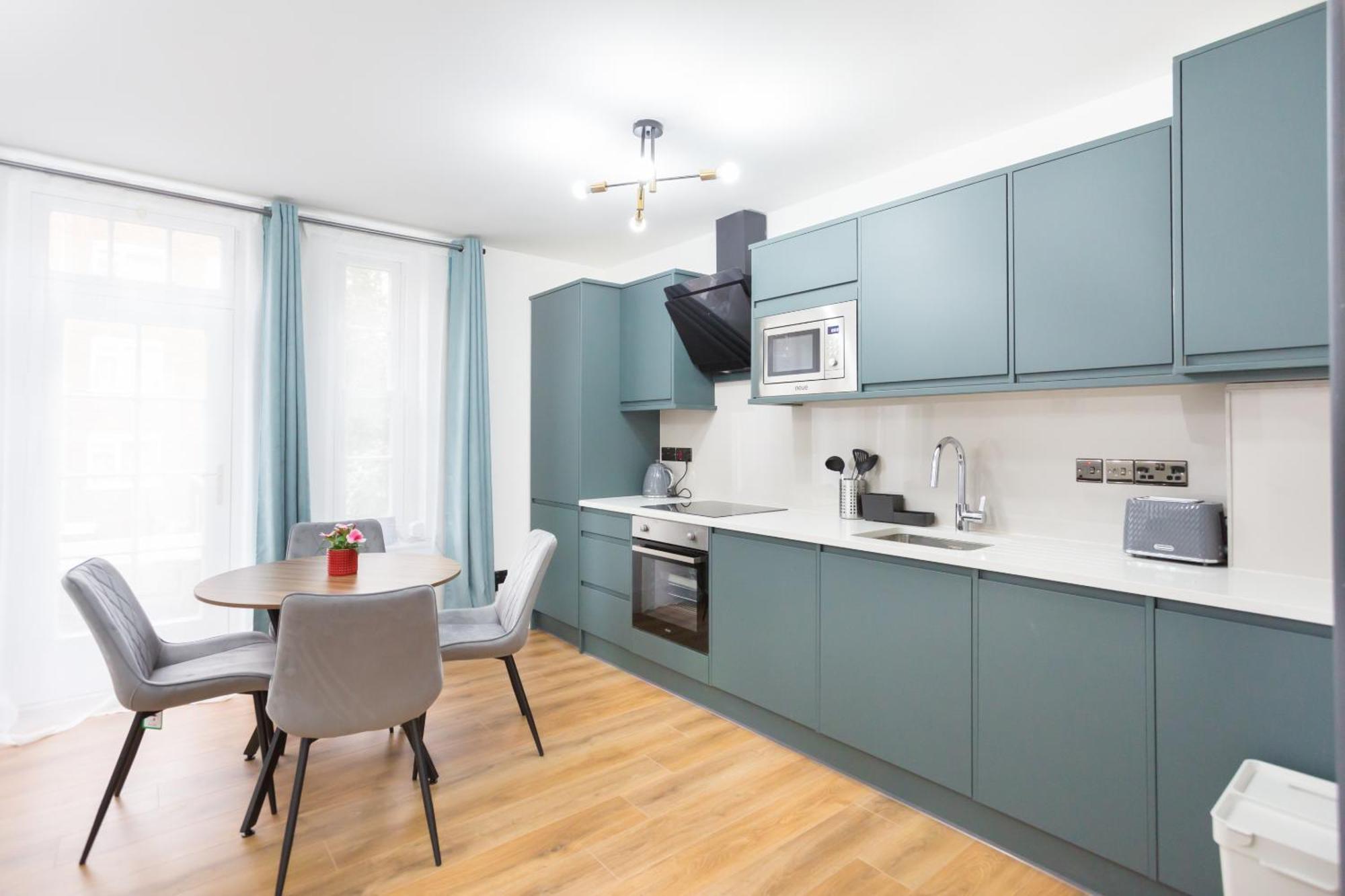 Centre One Bedroom Next To Station, Newly Renovated Leilighet London