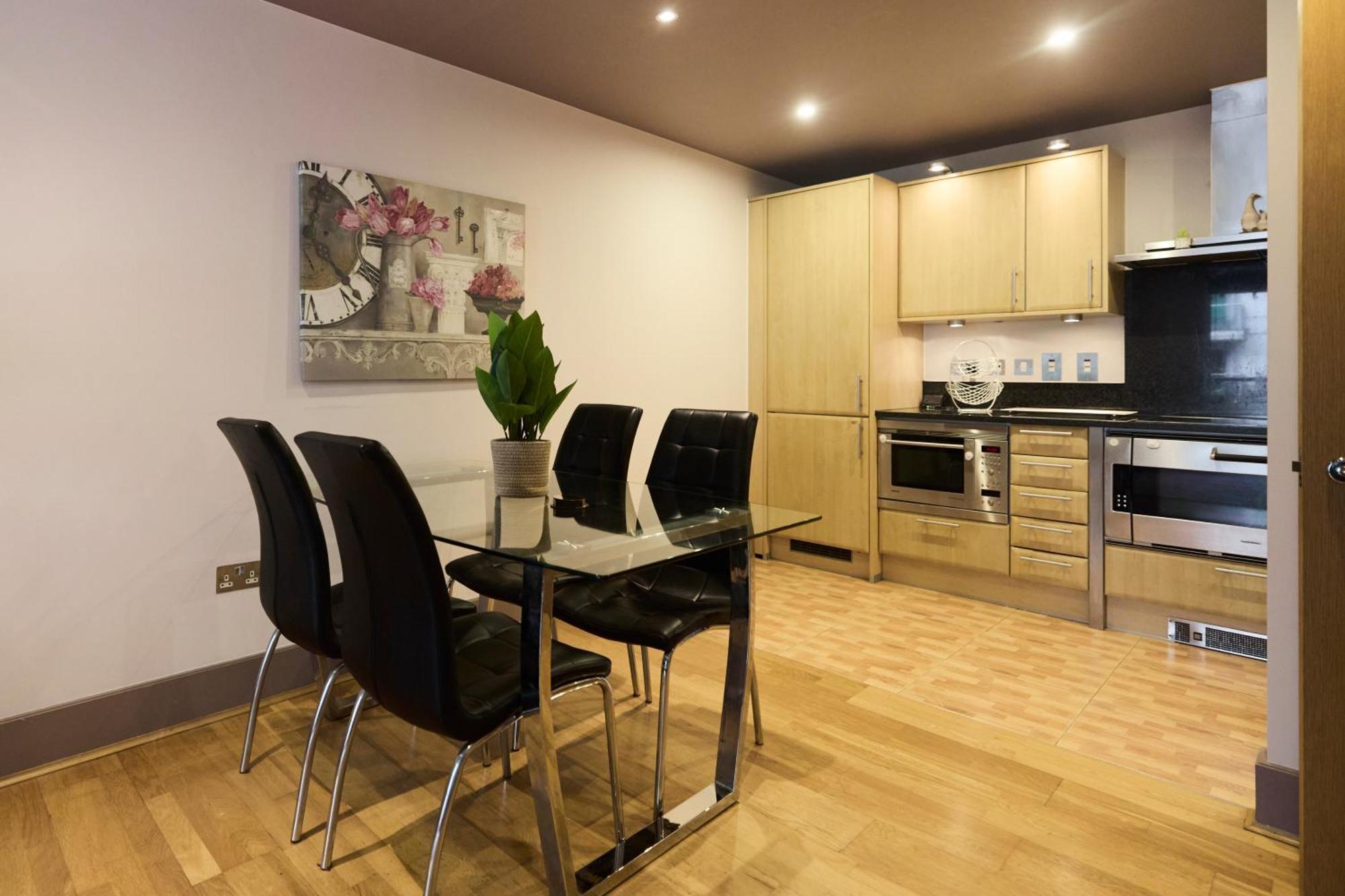 The Vauxhall Hideout - Comfy 2bdr Flat With Balcony Londen