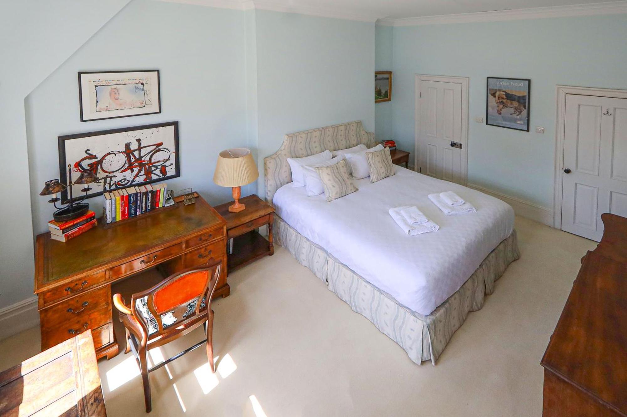 Beautiful And Spacious Kensington Flat *