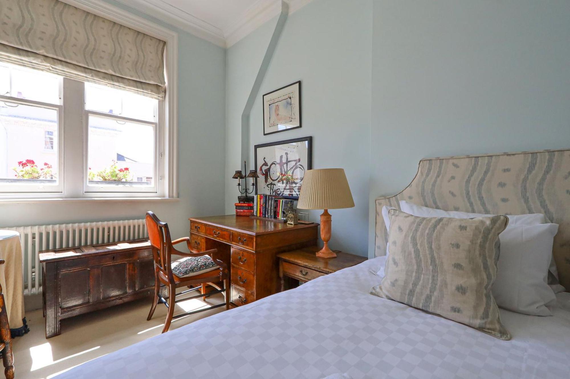 Beautiful And Spacious Kensington Flat