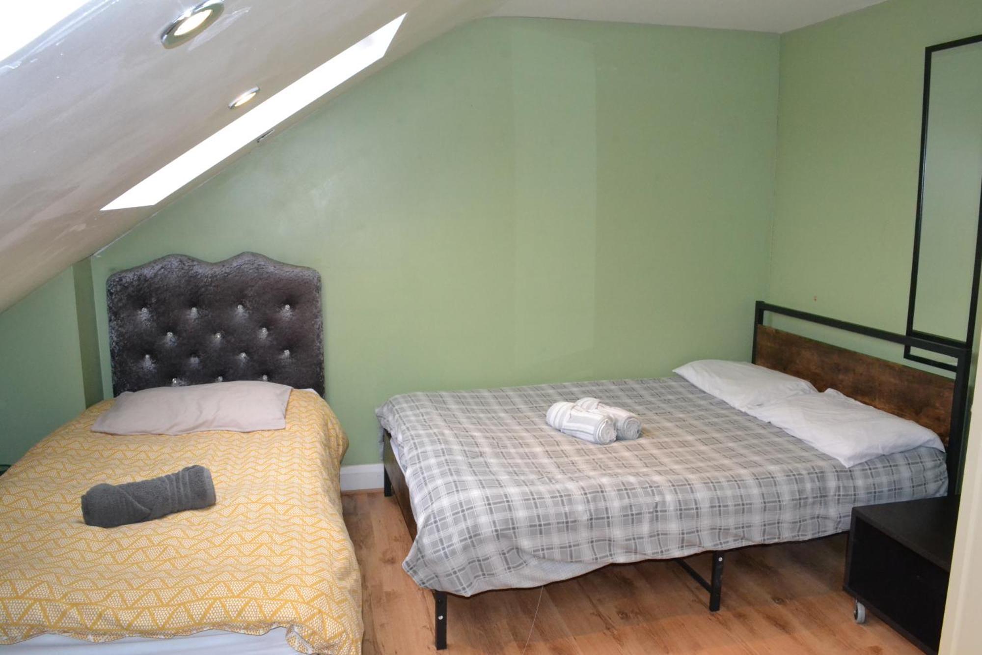 3 Bedroom - Ealing Apartment *