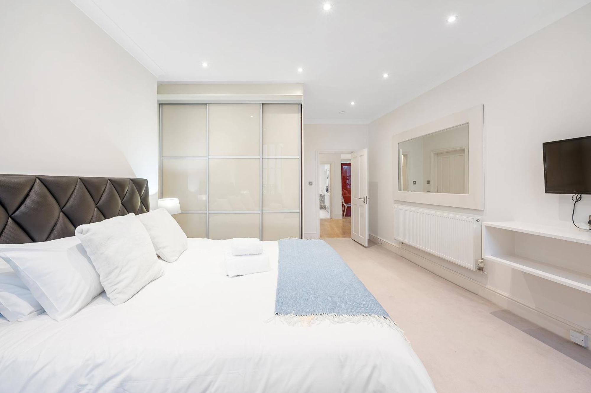 Casa Italia Near Hyde Park & Kensington High Street - Wifi & Washing Machine - Free Luggage Storage Available Nearby