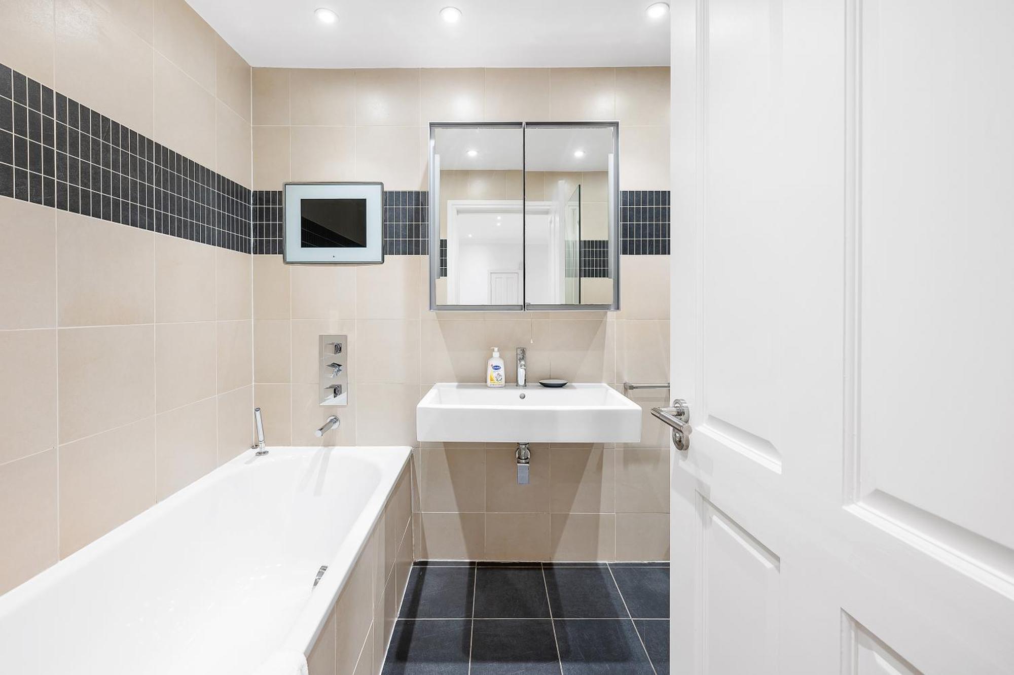Casa Italia Near Hyde Park & Kensington High Street - Wifi & Washing Machine - Free Luggage Storage Available Nearby