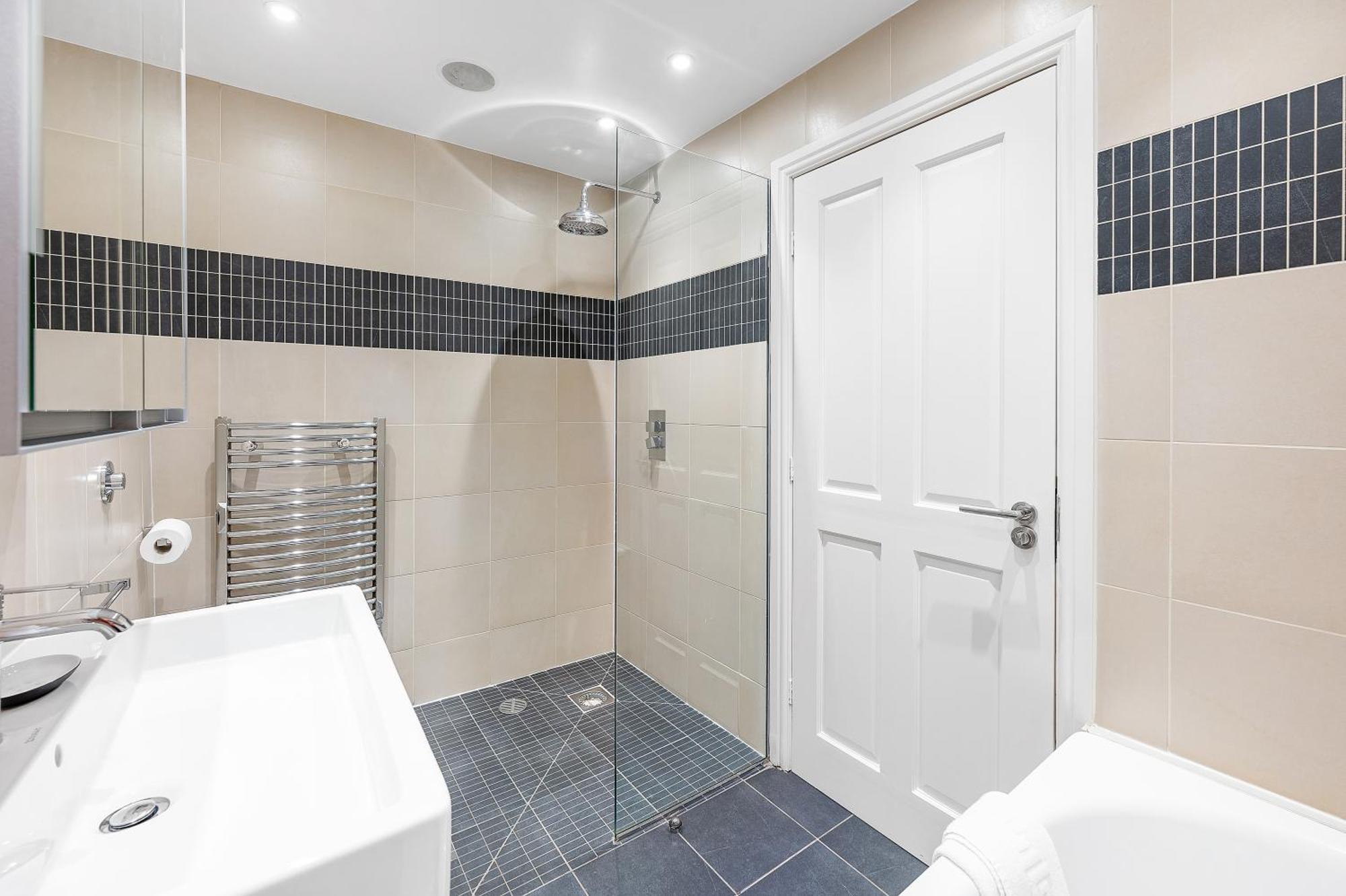 Apartment Casa Italia Near Hyde Park & Kensington High Street - Wifi & Washing Machine - Free Luggage Storage Available Nearby *