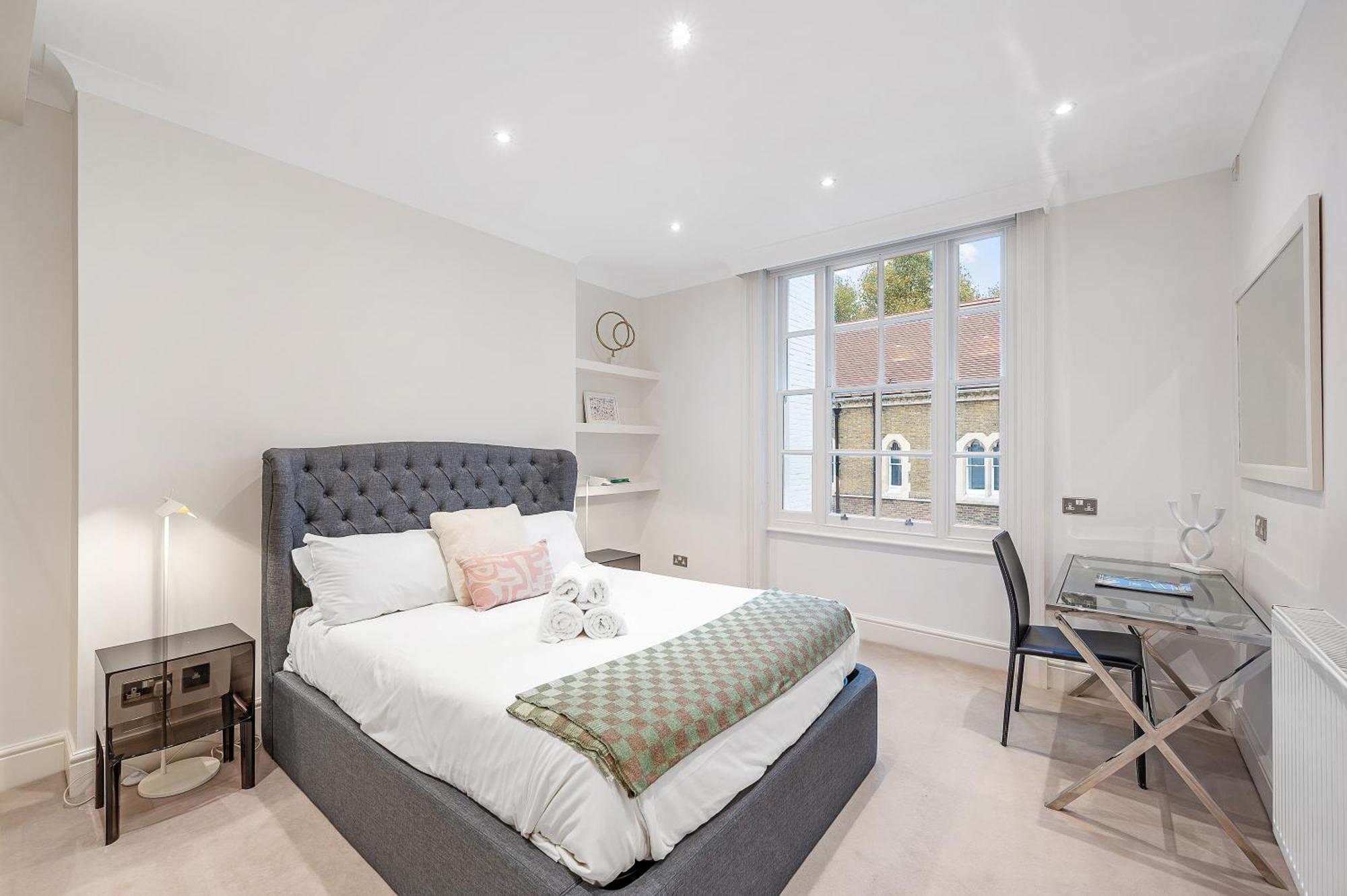 Casa Italia Near Hyde Park & Kensington High Street - Wifi & Washing Machine - Free Luggage Storage Available Nearby Apartment London