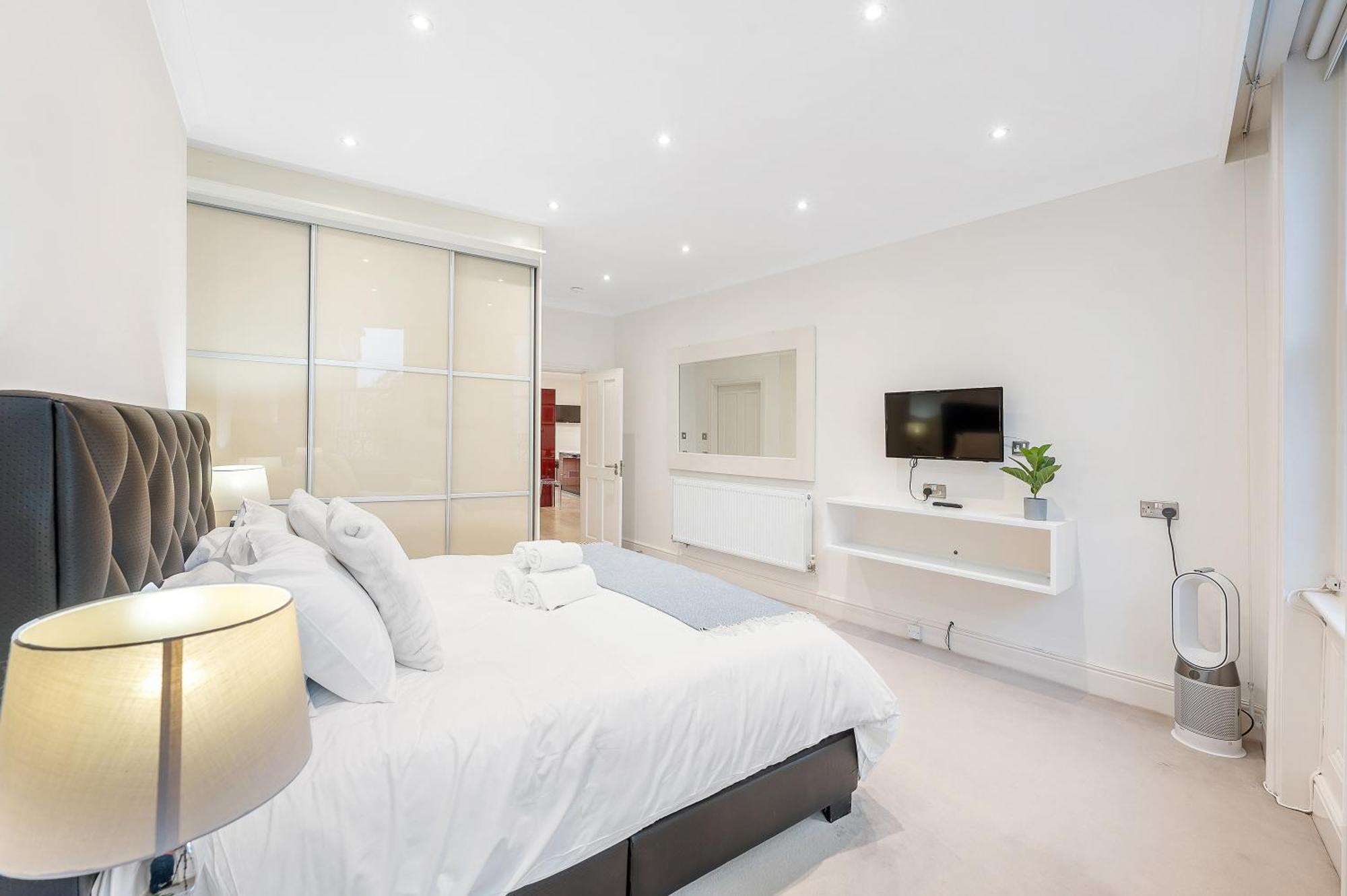Apartment Casa Italia Near Hyde Park & Kensington High Street - Wifi & Washing Machine - Free Luggage Storage Available Nearby *