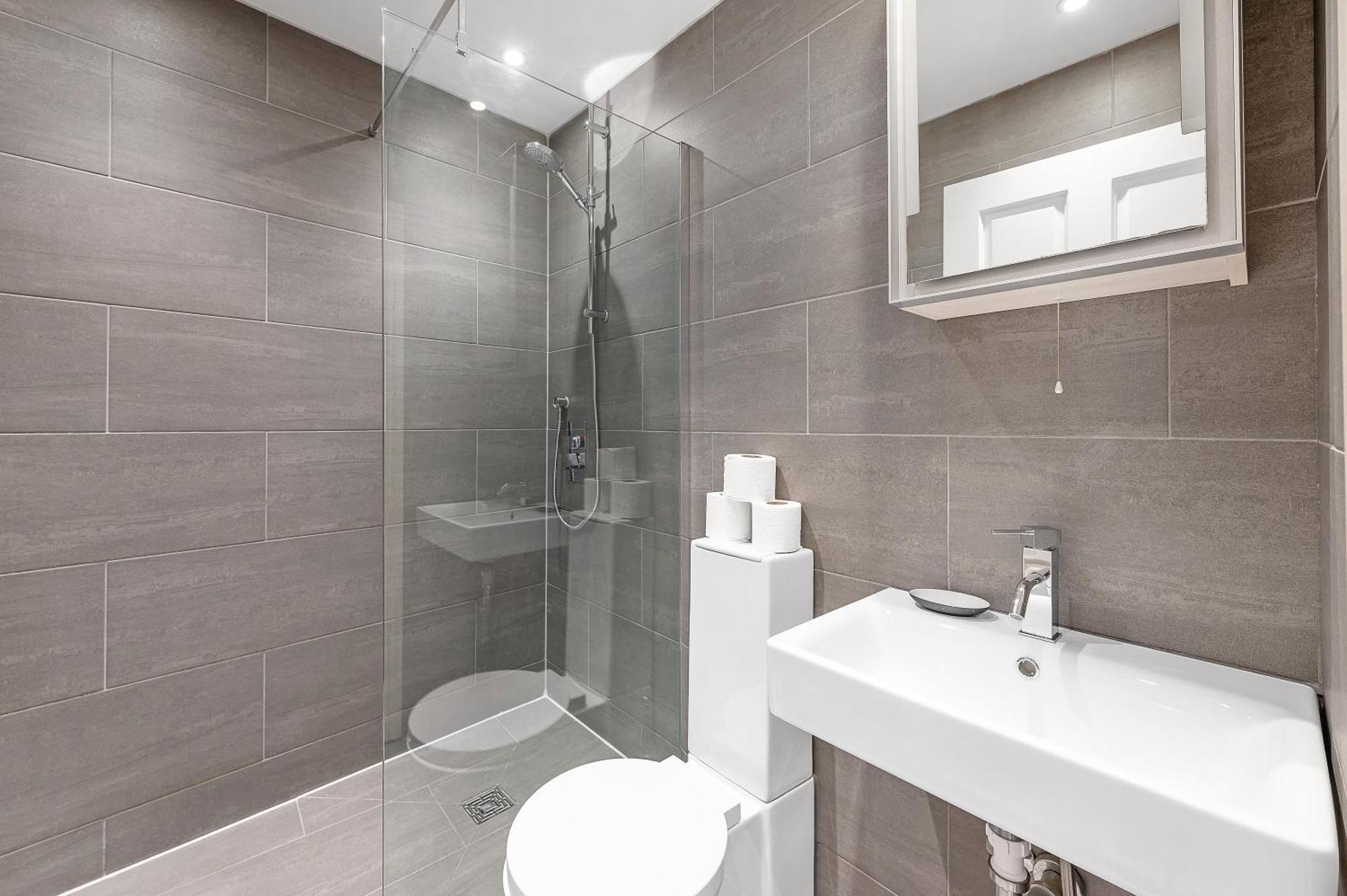 Casa Italia Near Hyde Park & Kensington High Street - Wifi & Washing Machine - Free Luggage Storage Available Nearby *