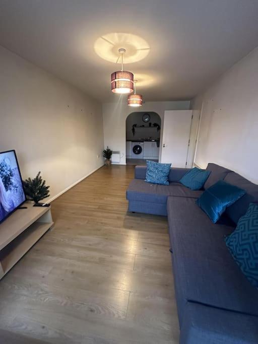 Remarkable 2-bed In Apartment *