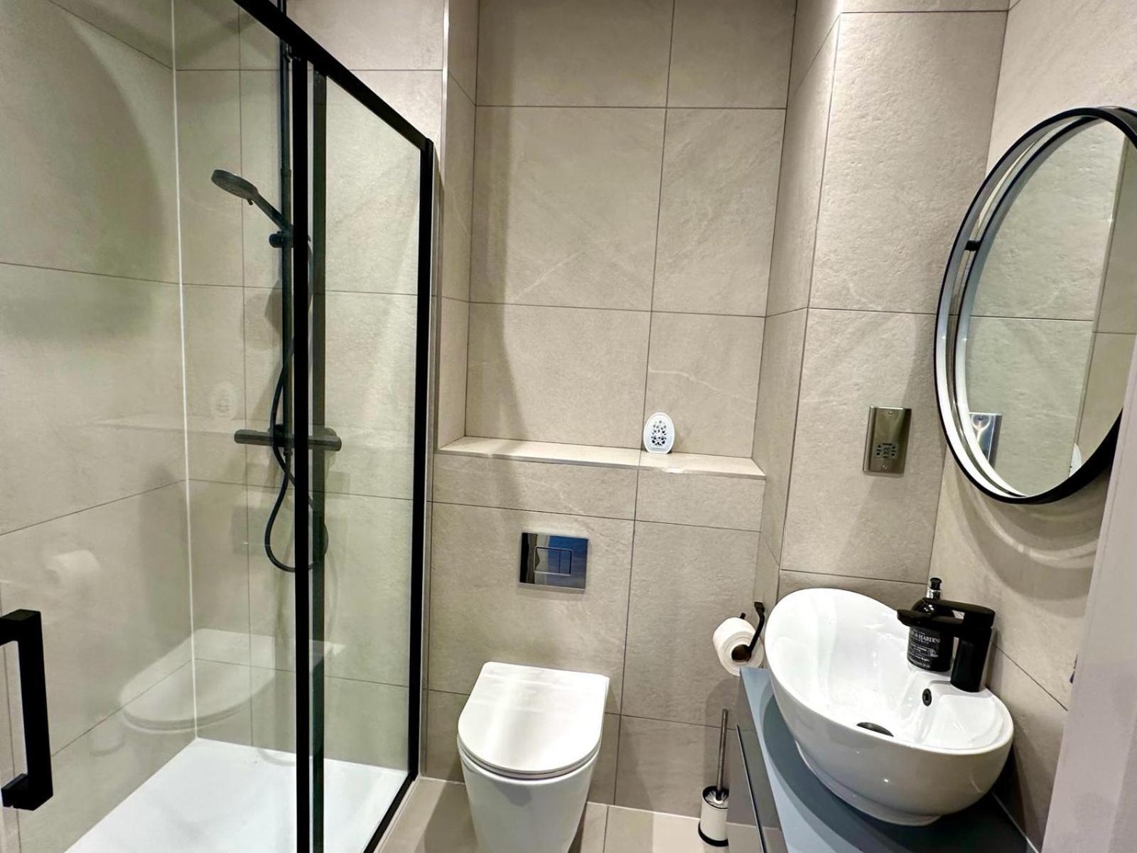 Apartment Spacious 1br Flat With Private Bath And Kitchen In Canary Wharf 2 London
