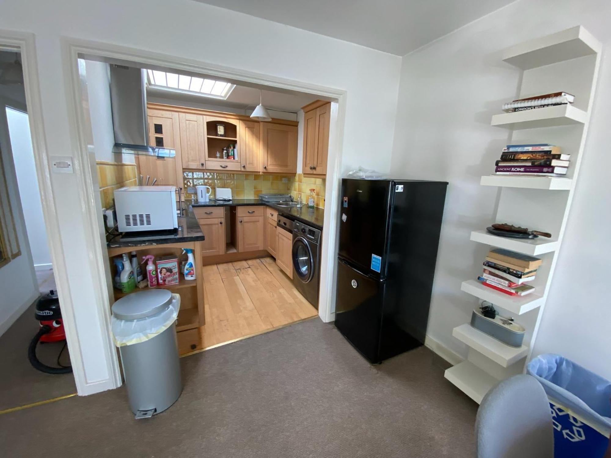 Apartment 3 Bedroom Top Floor Kensington *
