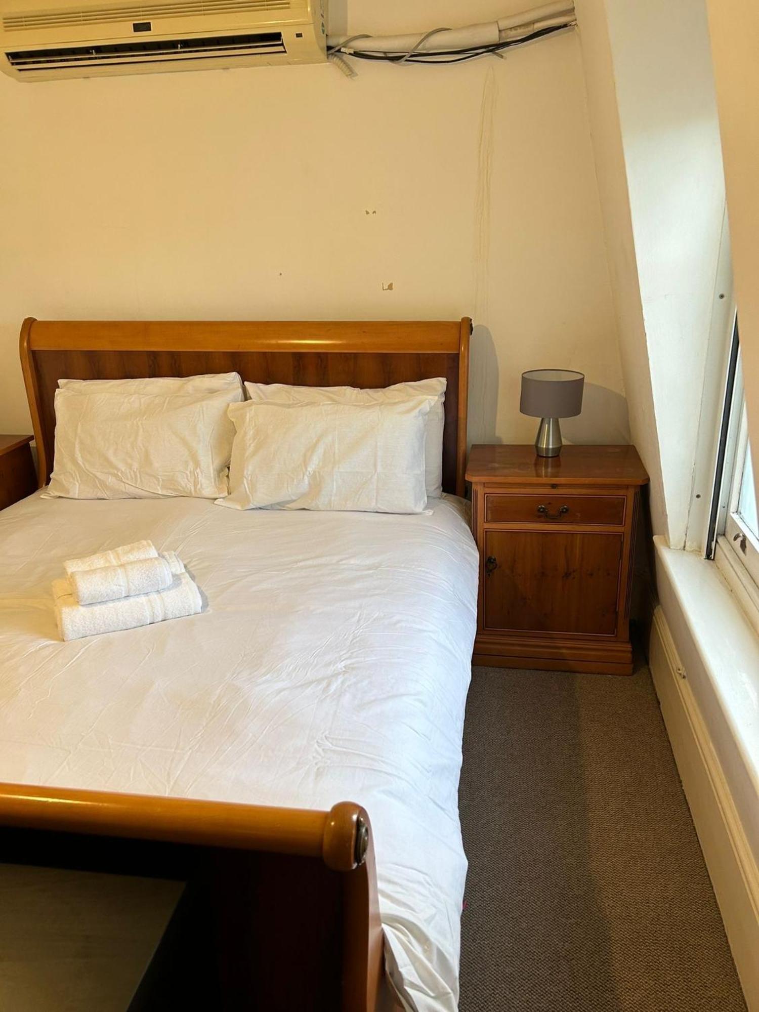 3 Bedroom Top Floor Kensington Apartment *