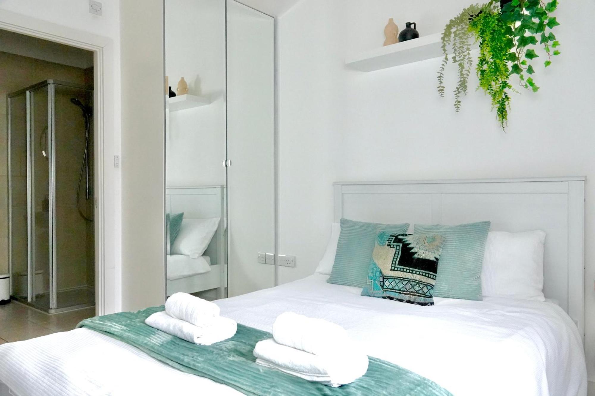 Luxury, Spacious 2 Bed Flat In Leilighet London