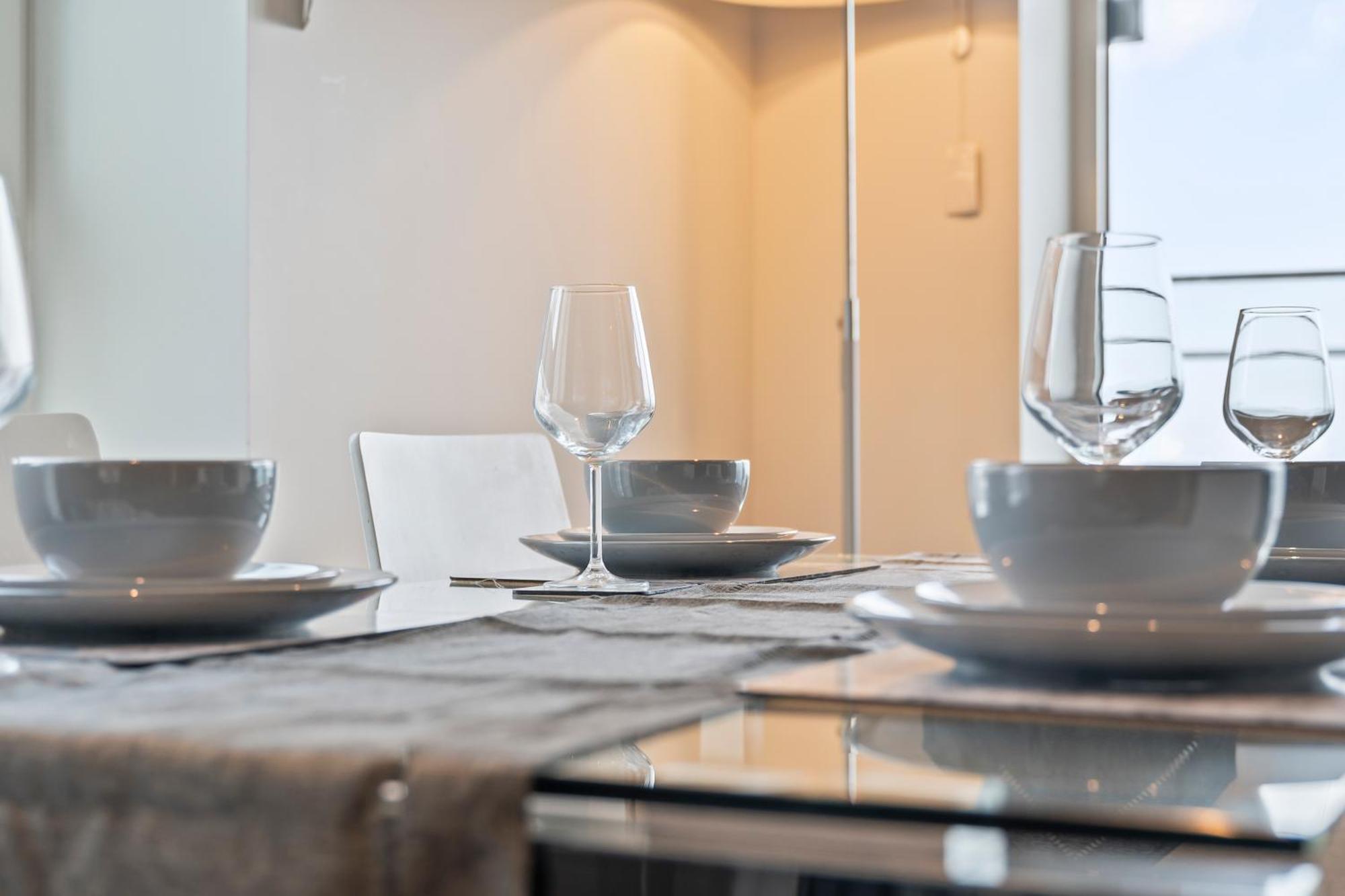Apartment Elegant 2br Flat On 20th Floor Near Many Attractions