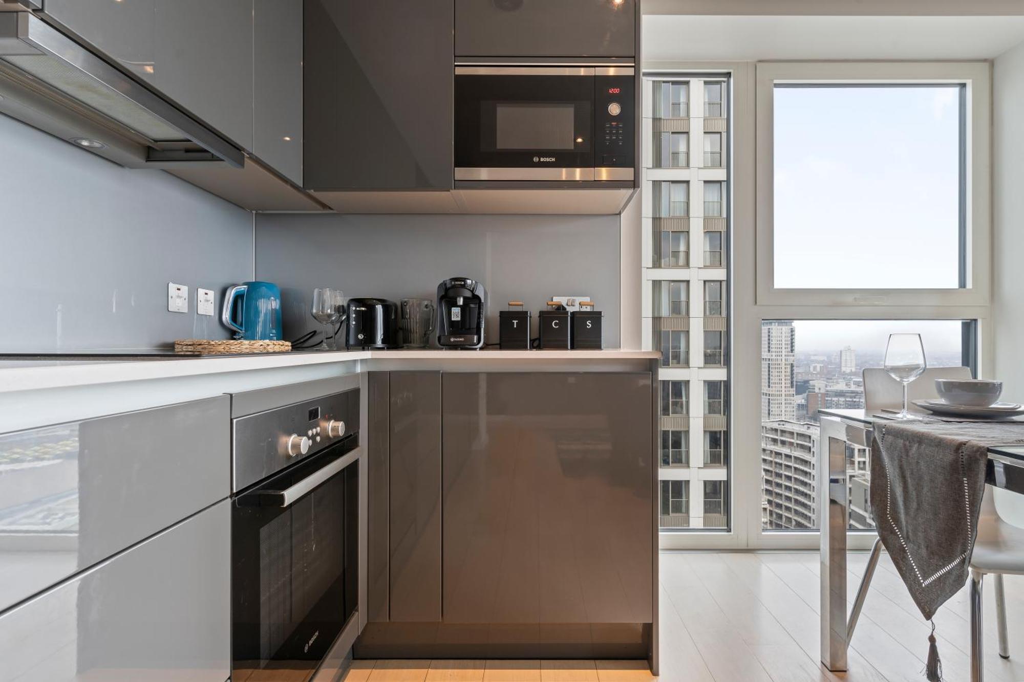 Elegant 2br Flat On 20th Floor Near Many Attractions London