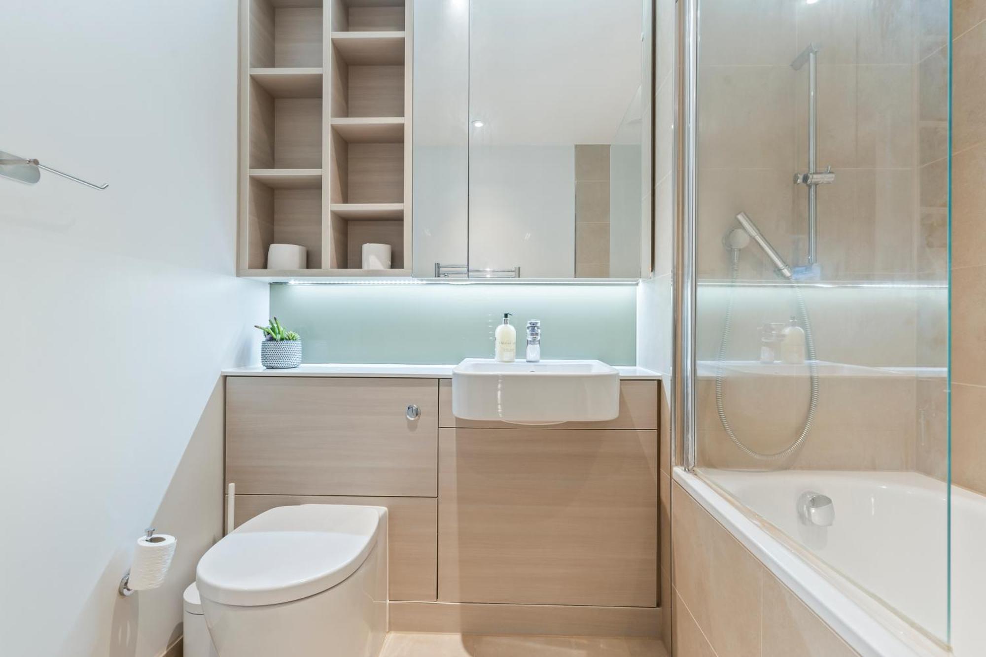 Apartment Elegant 2br Flat On 20th Floor Near Many Attractions