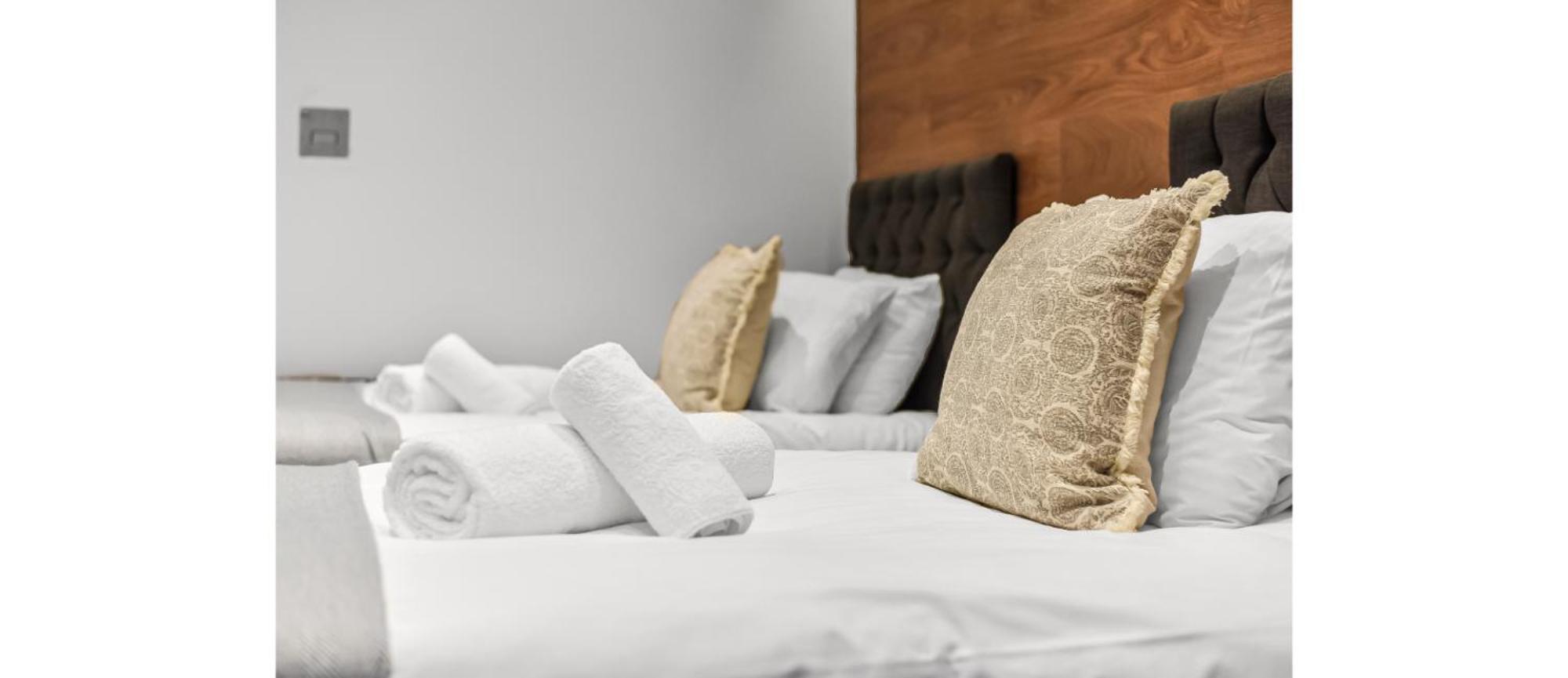 Apartment Luxury Abode: 5-bed Haven Ideal For Big Groups!