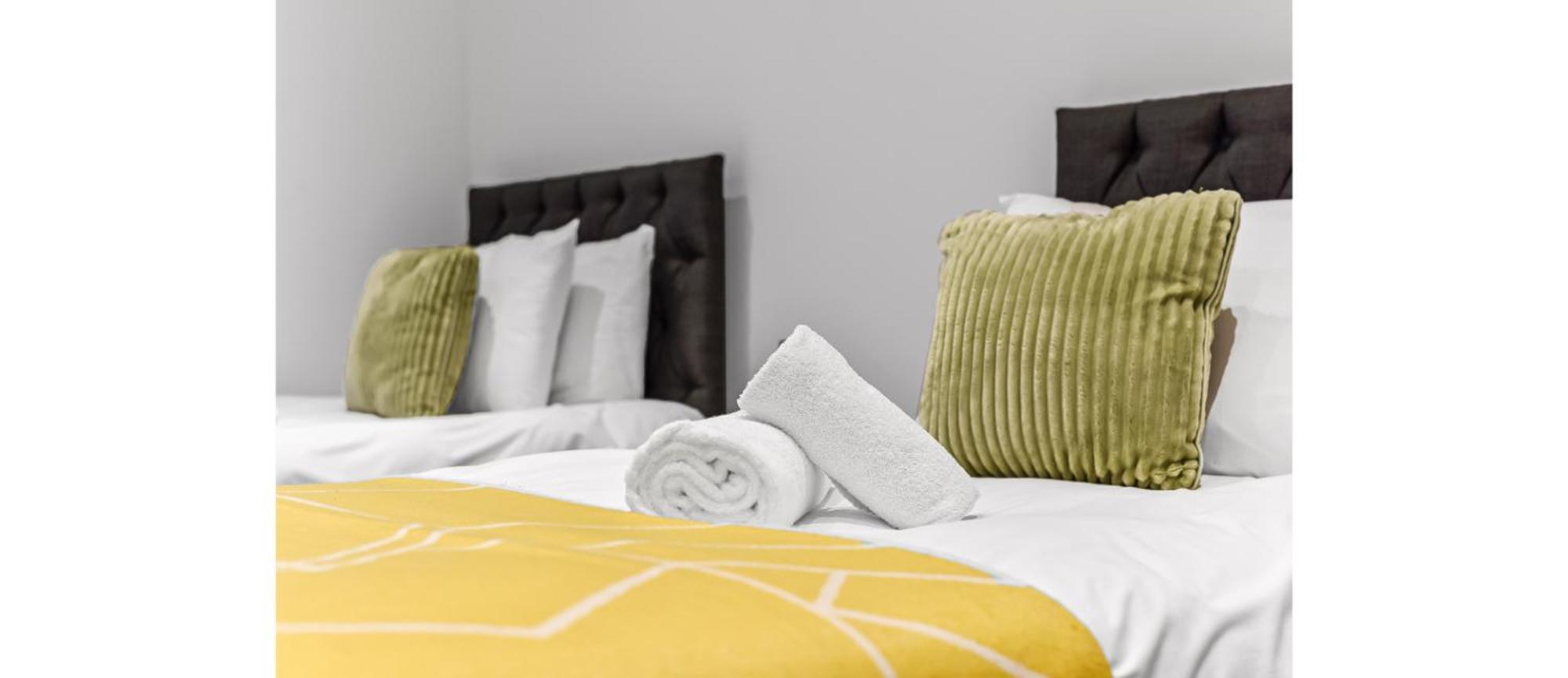Apartment Luxury Abode: 5-bed Haven Ideal For Big Groups!