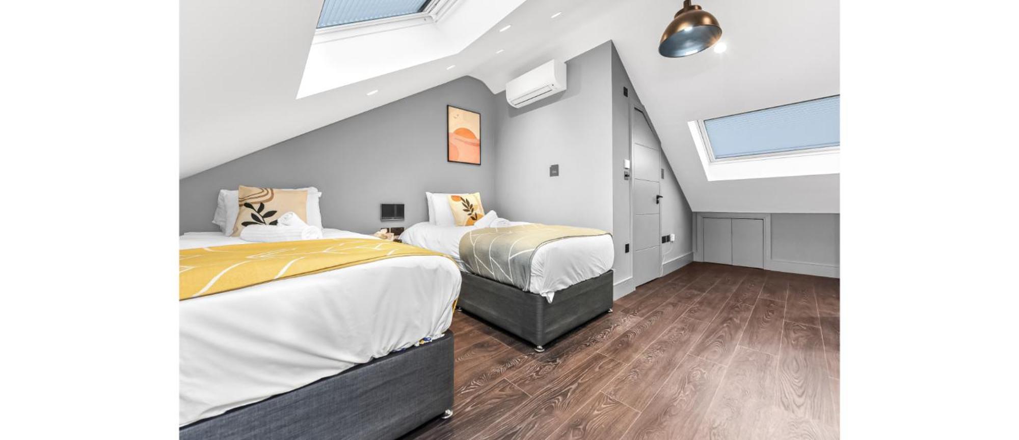 Apartment Luxury Abode: 5-bed Haven Ideal For Big Groups!