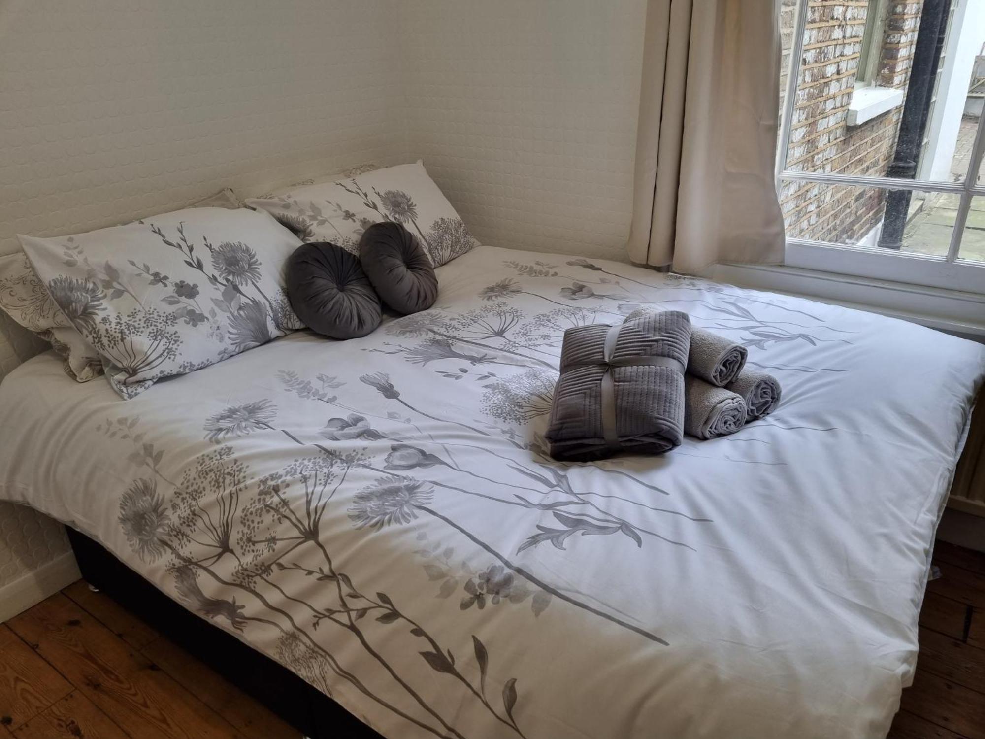 Refurbished Double Bedroom Londen
