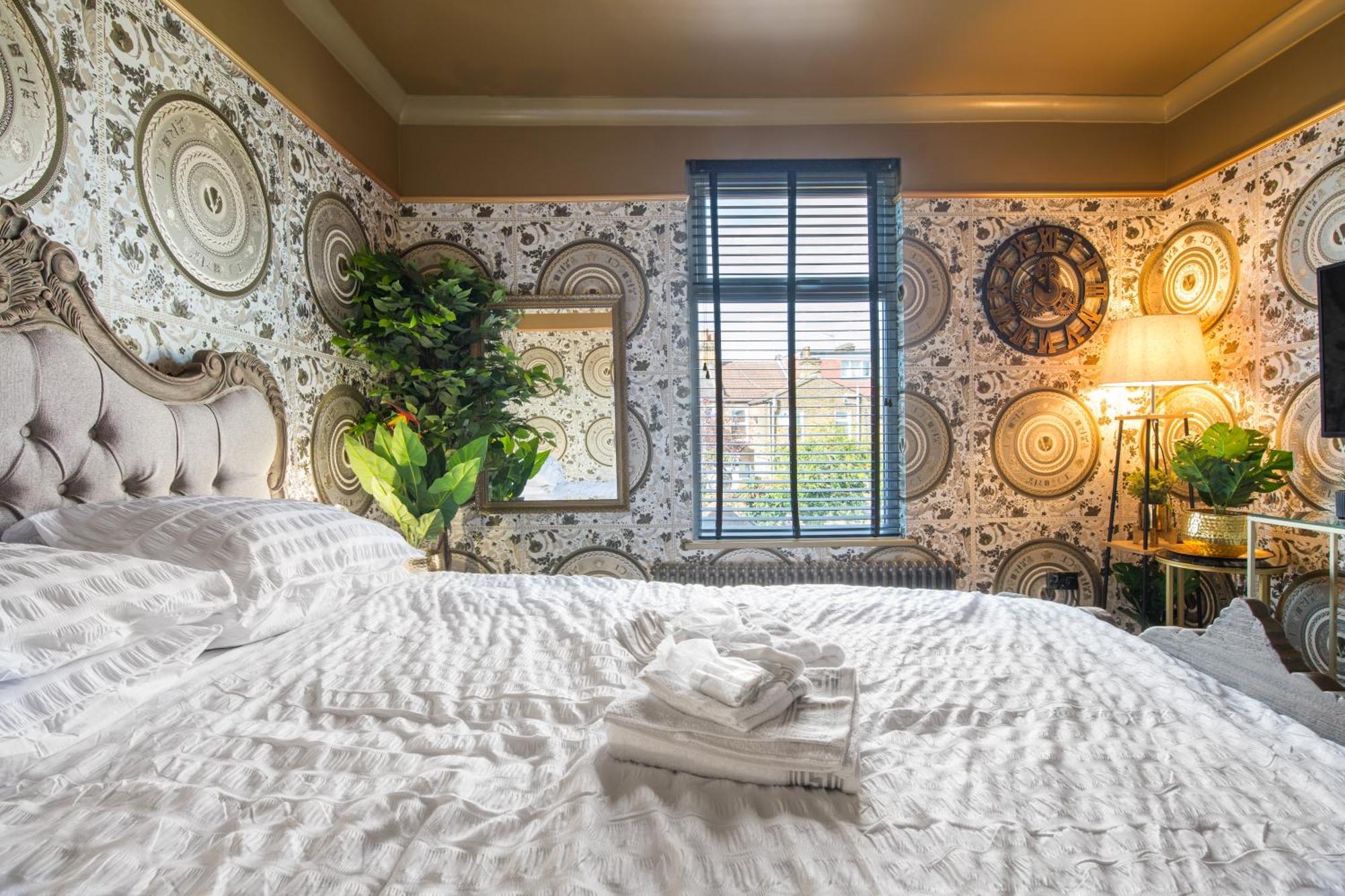 Apartment Luxury Versace 2 Bed Hot Tub Pool Table Sky Tv *