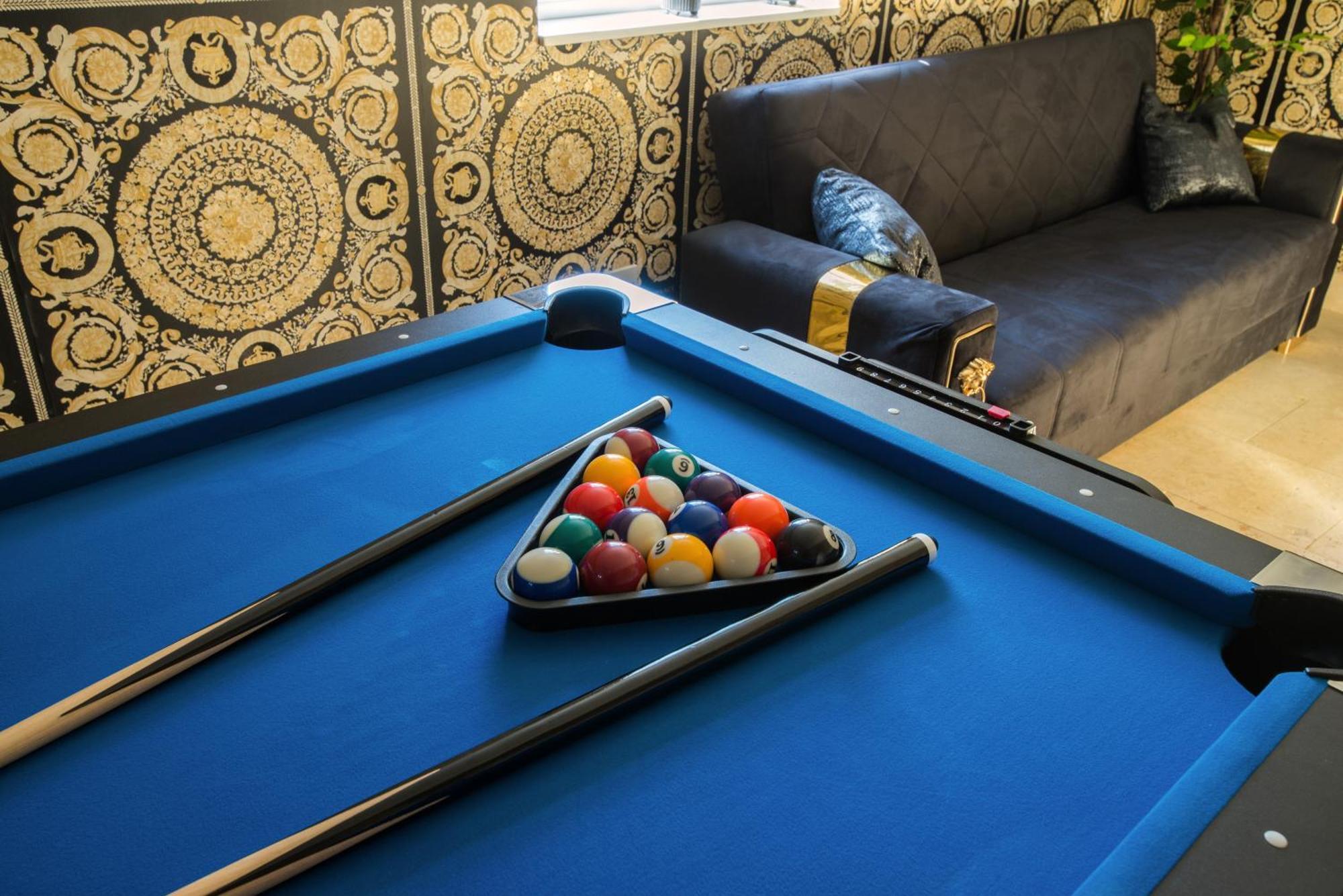 Apartment Luxury Versace 2 Bed Hot Tub Pool Table Sky Tv London