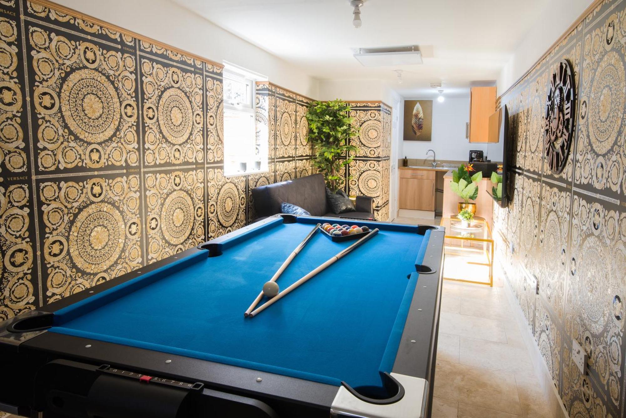 Apartment Luxury Versace 2 Bed Hot Tub Pool Table Sky Tv