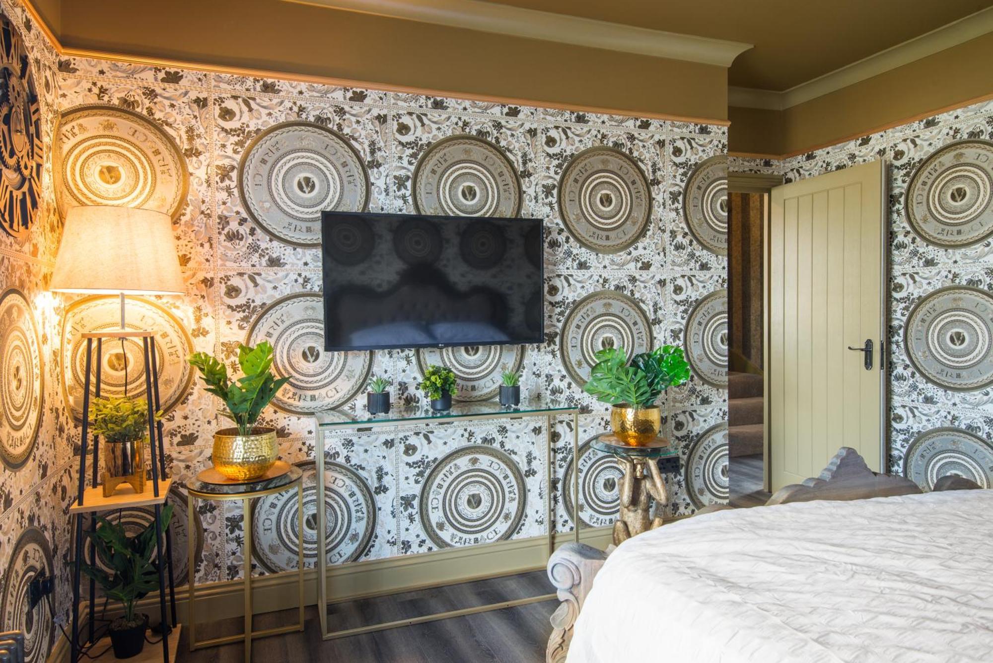Luxury Versace 2 Bed Hot Tub Pool Table Sky Tv Apartment *