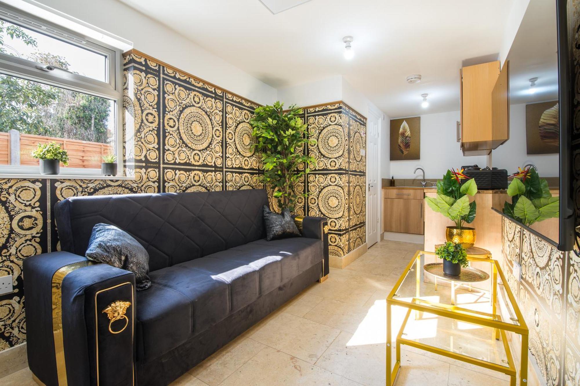 Apartment Luxury Versace 2 Bed Hot Tub Pool Table Sky Tv London