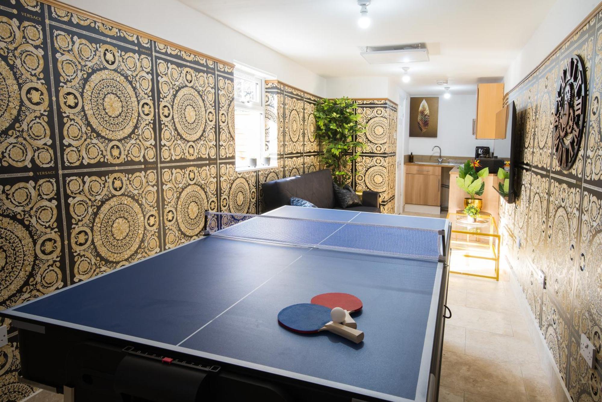 Apartment Luxury Versace 2 Bed Hot Tub Pool Table Sky Tv *