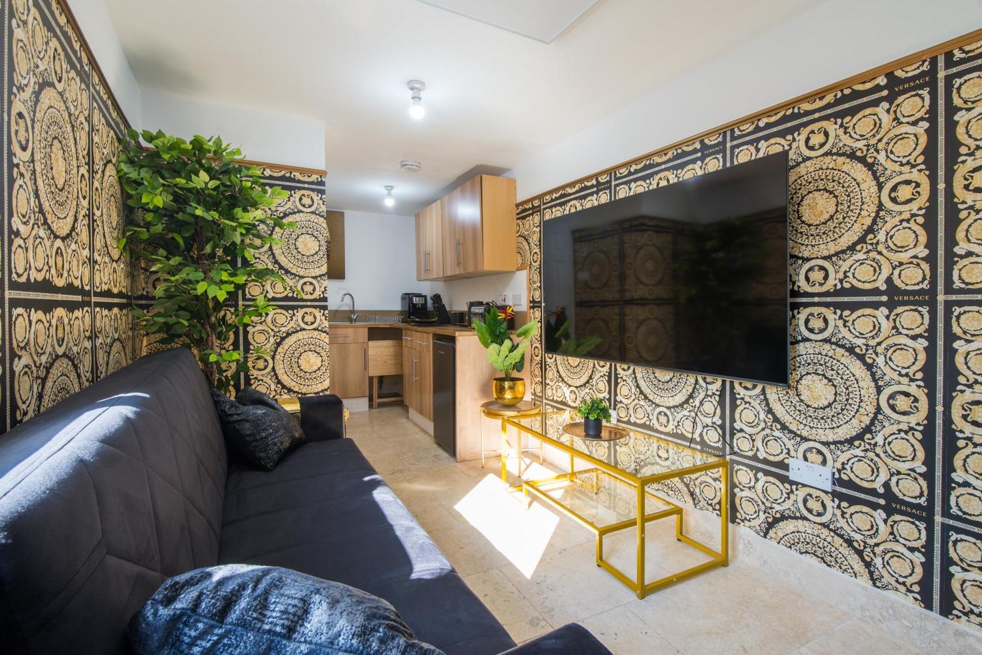 Luxury Versace 2 Bed Hot Tub Pool Table Sky Tv London
