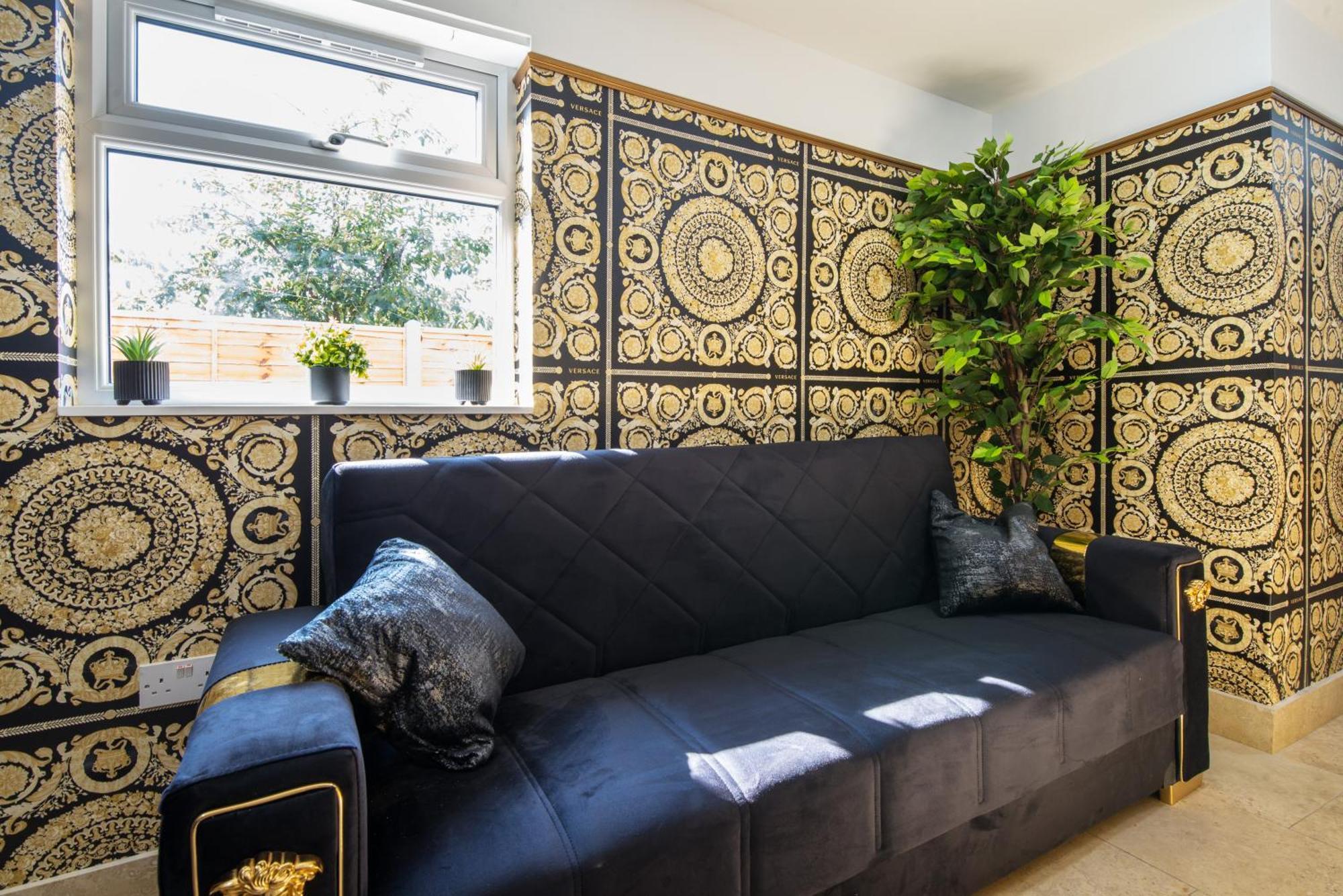 Luxury Versace 2 Bed Hot Tub Pool Table Sky Tv London