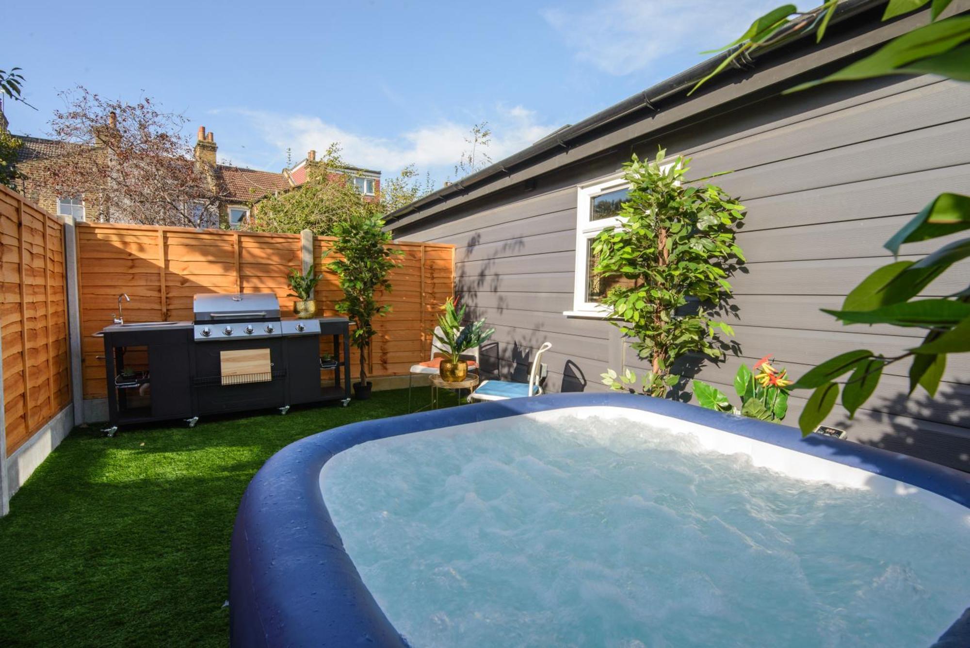 Luxury Versace 2 Bed Hot Tub Pool Table Sky Tv Apartment