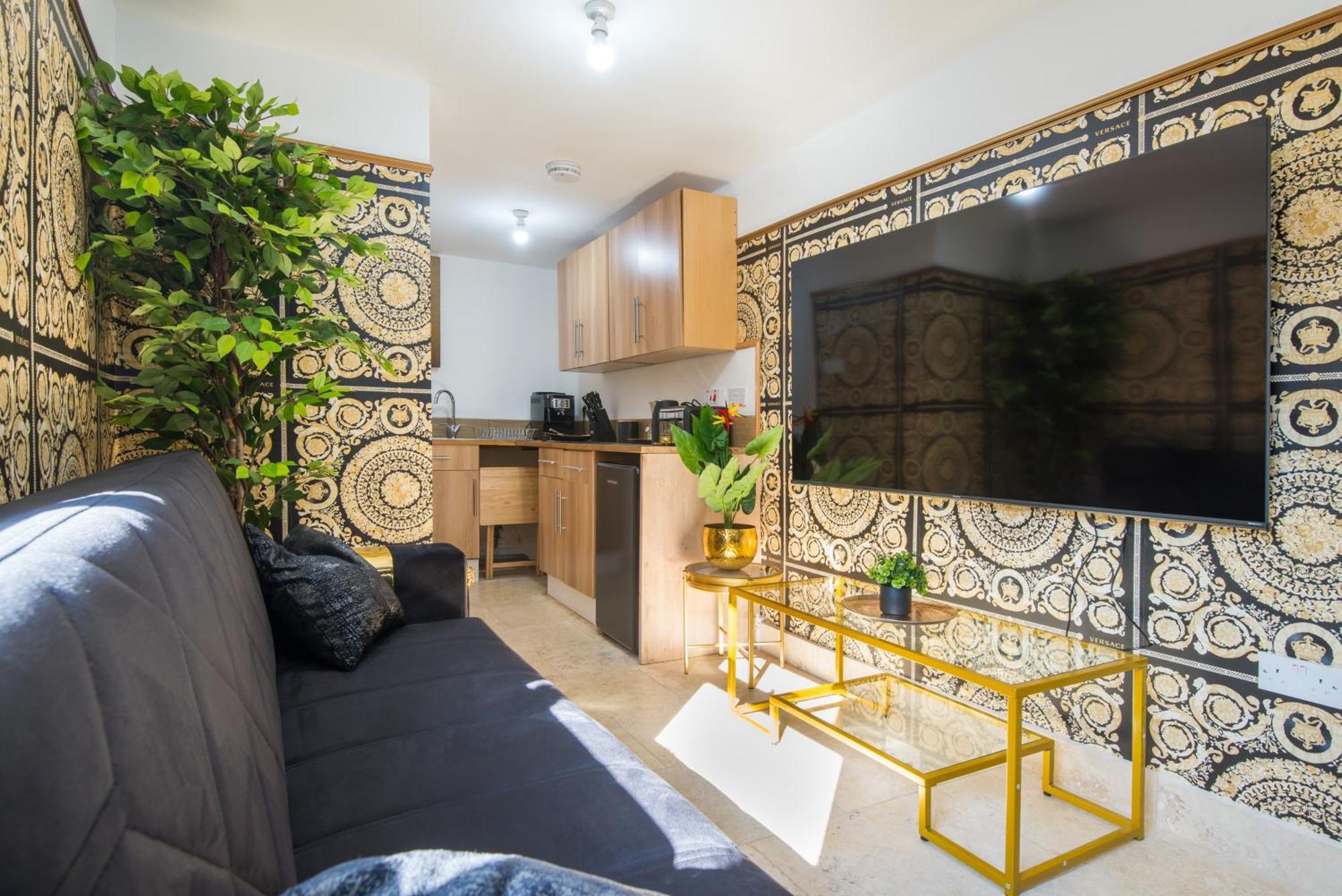 Apartment Luxury Versace 2 Bed Hot Tub Pool Table Sky Tv *