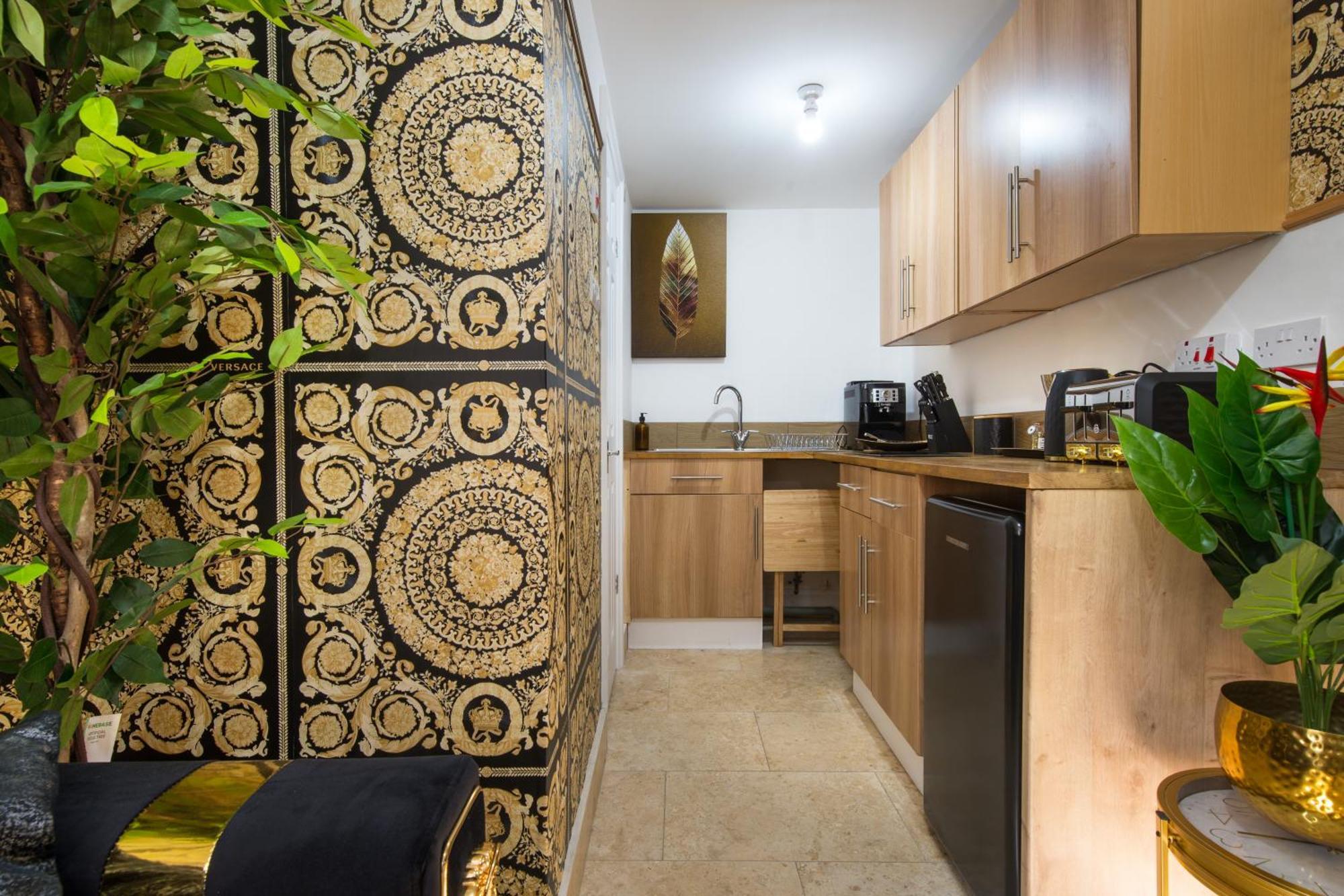 Apartment Luxury Versace 2 Bed Hot Tub Pool Table Sky Tv London