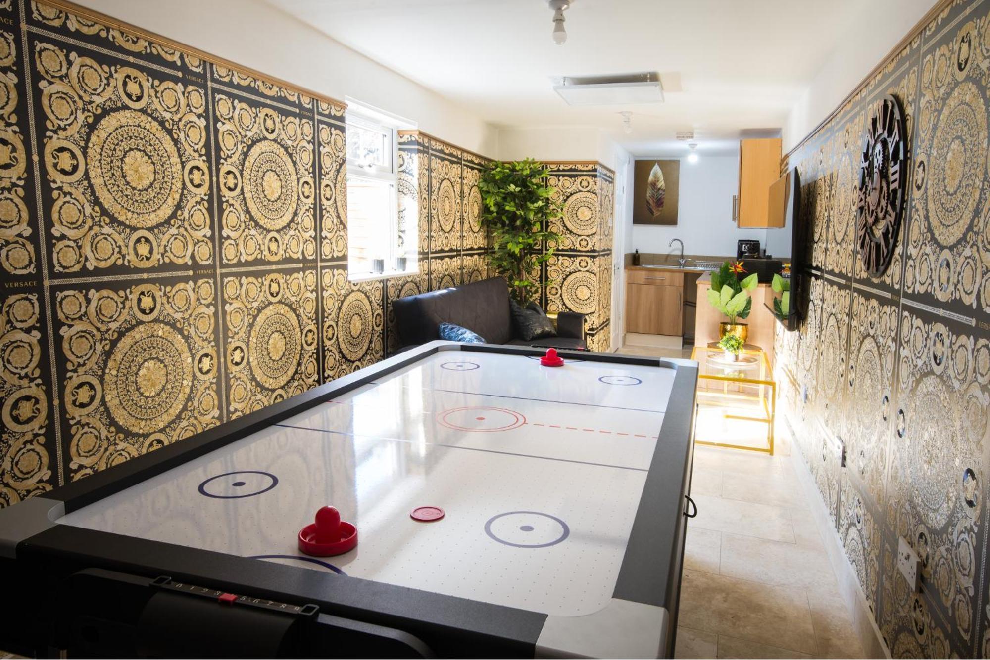 Apartment Luxury Versace 2 Bed Hot Tub Pool Table Sky Tv