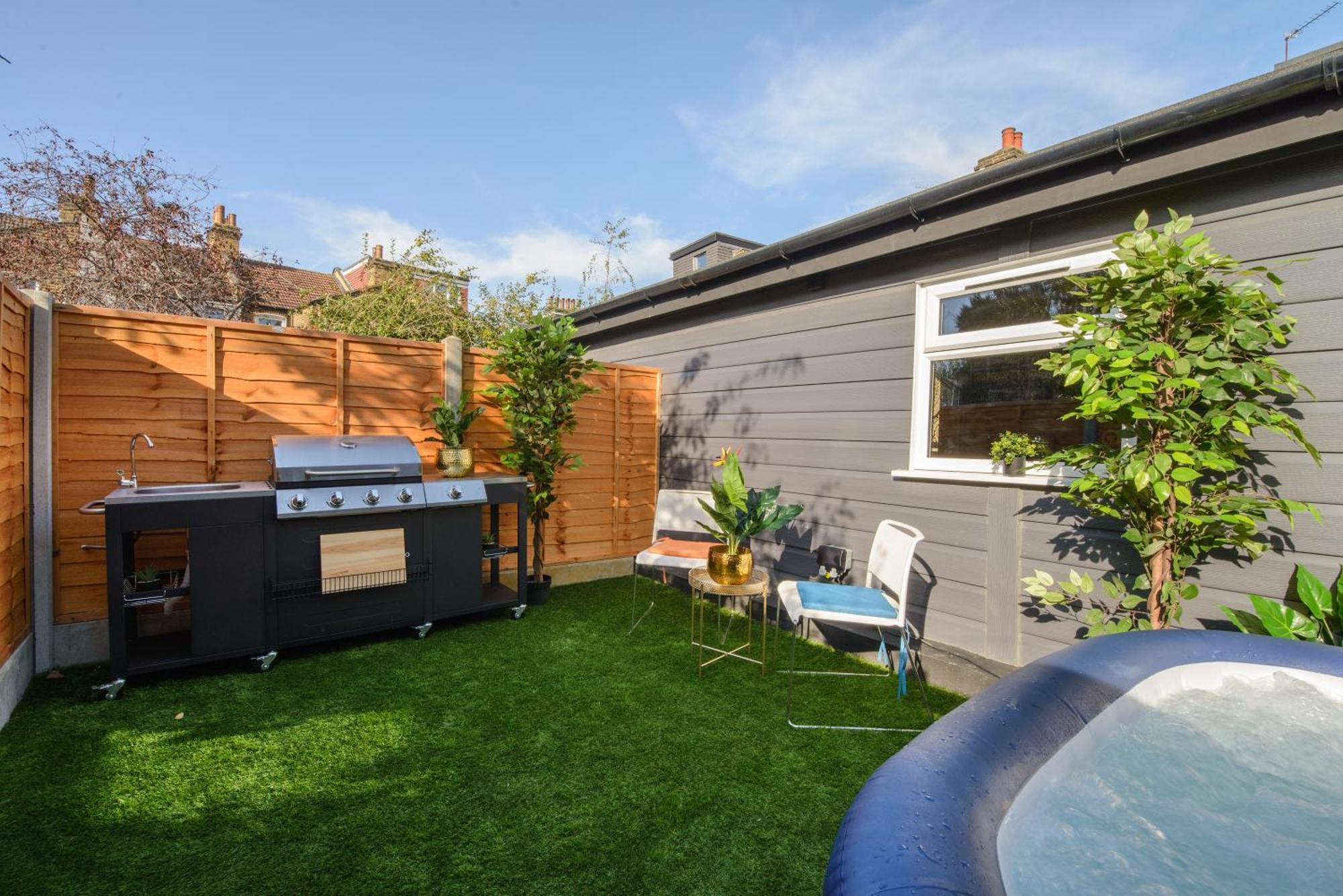 Luxury Versace 2 Bed Hot Tub Pool Table Sky Tv Apartment *
