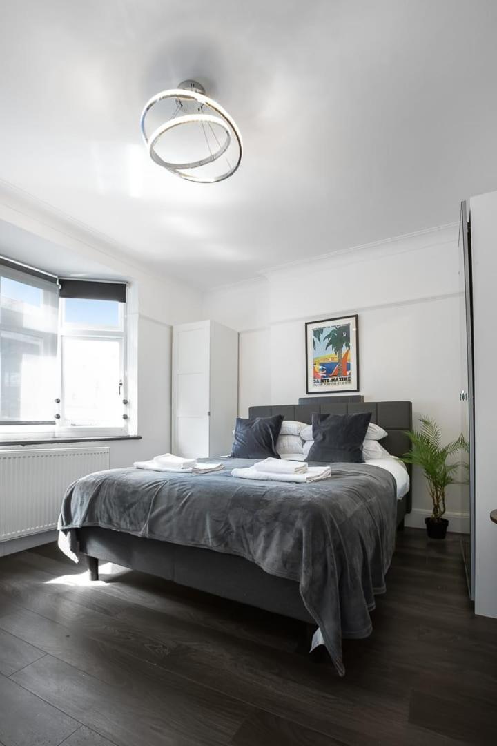 Modern 2 Bed In Prime Camden Sleeps 6 * Londen
