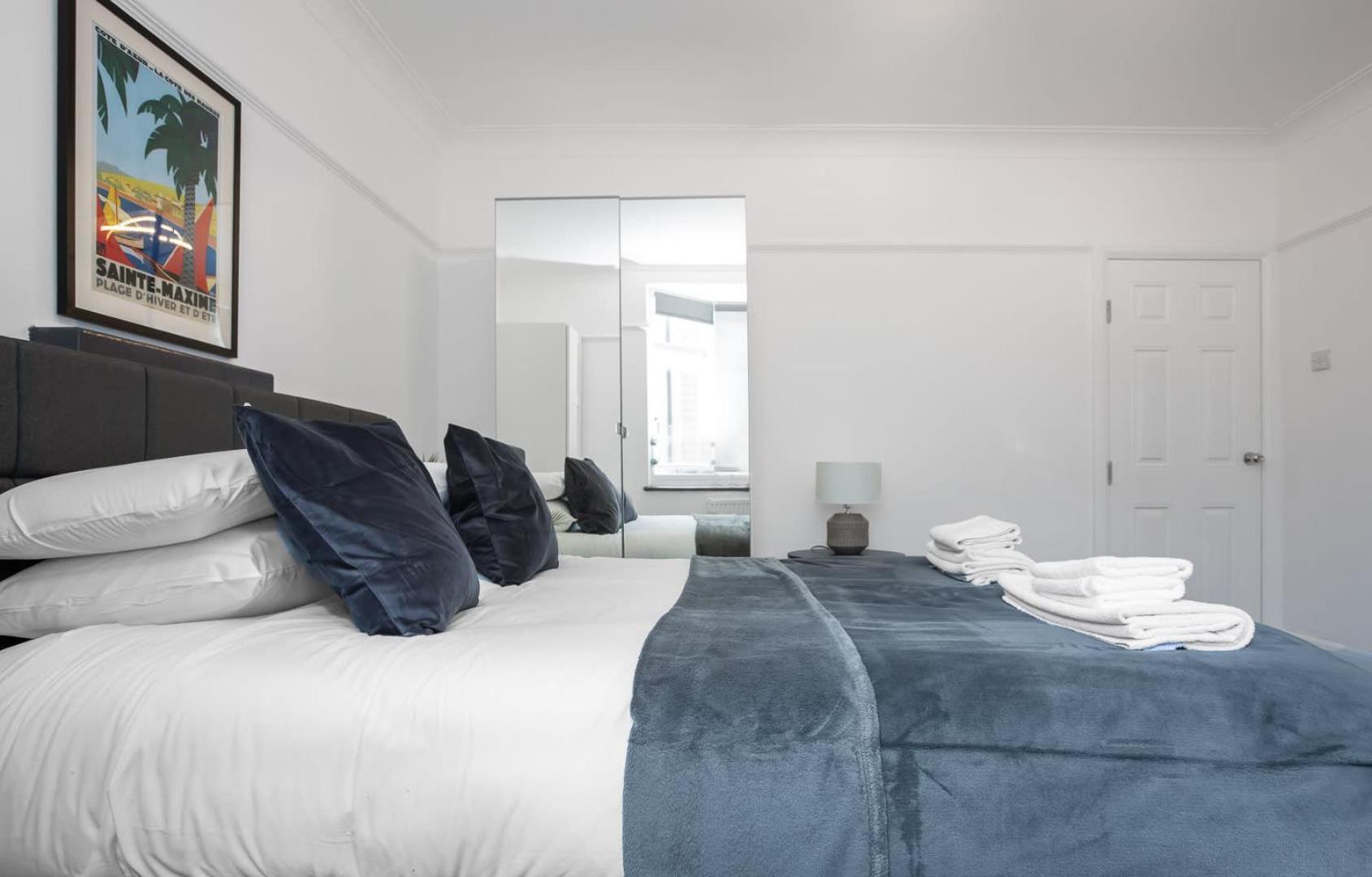 Modern 2 Bed In Prime Camden Sleeps 6 Londen