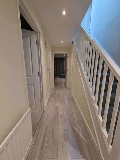 Newly Launched Two Bedroom House By Den Short Lets & Serviced With Garden London