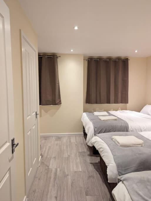 Feriehus Newly Launched Two Bedroom House By Den Short Lets & Serviced With Garden