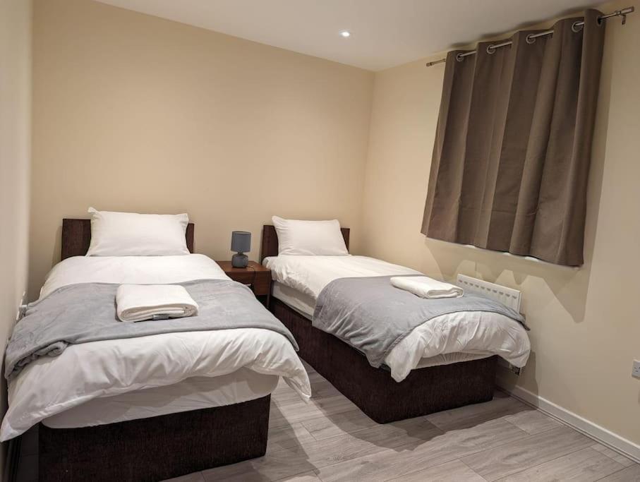 Feriehus Newly Launched Two Bedroom House By Den Short Lets & Serviced With Garden *