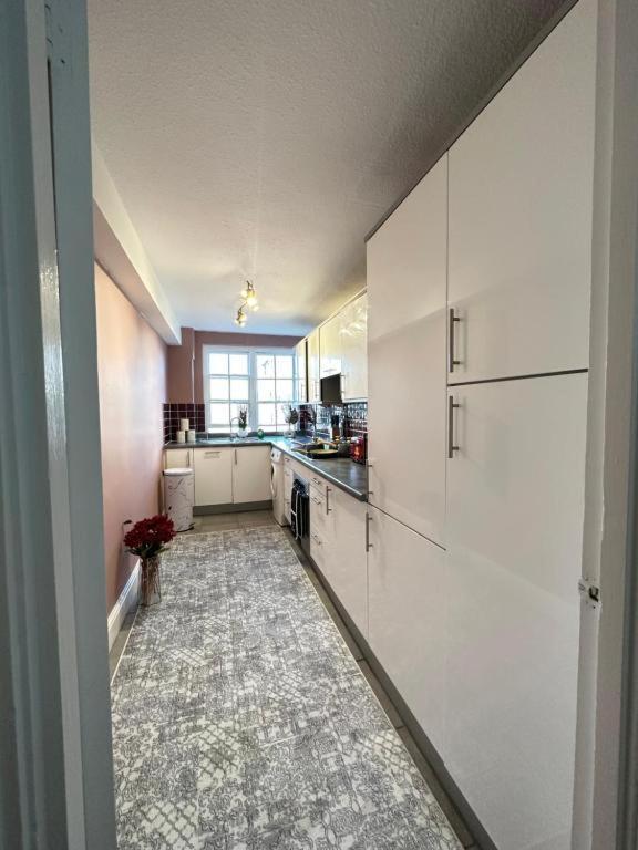 Hyde Park Three Bedroom Appartement *